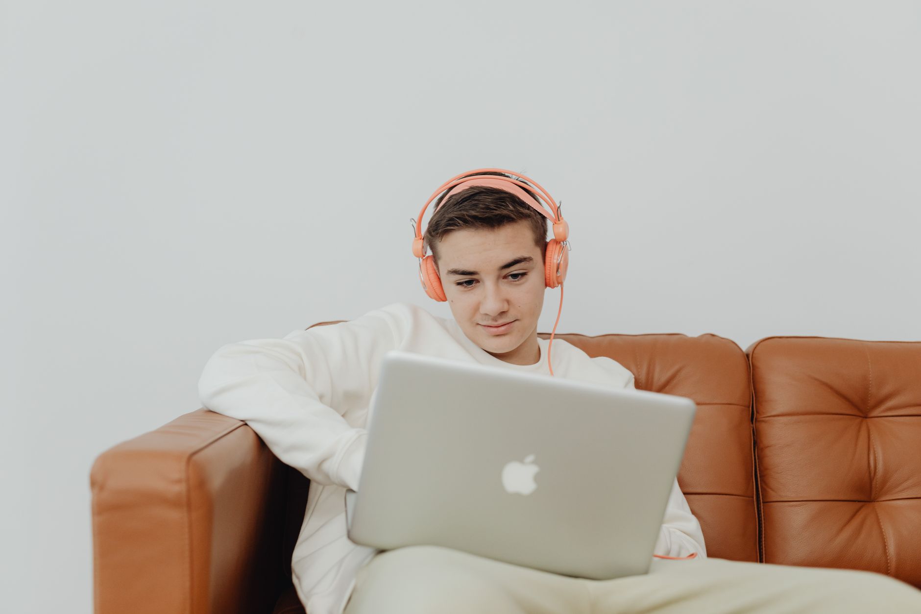 laptop music streaming warm (Photo: https://kaboompics.com/ / Pexels)