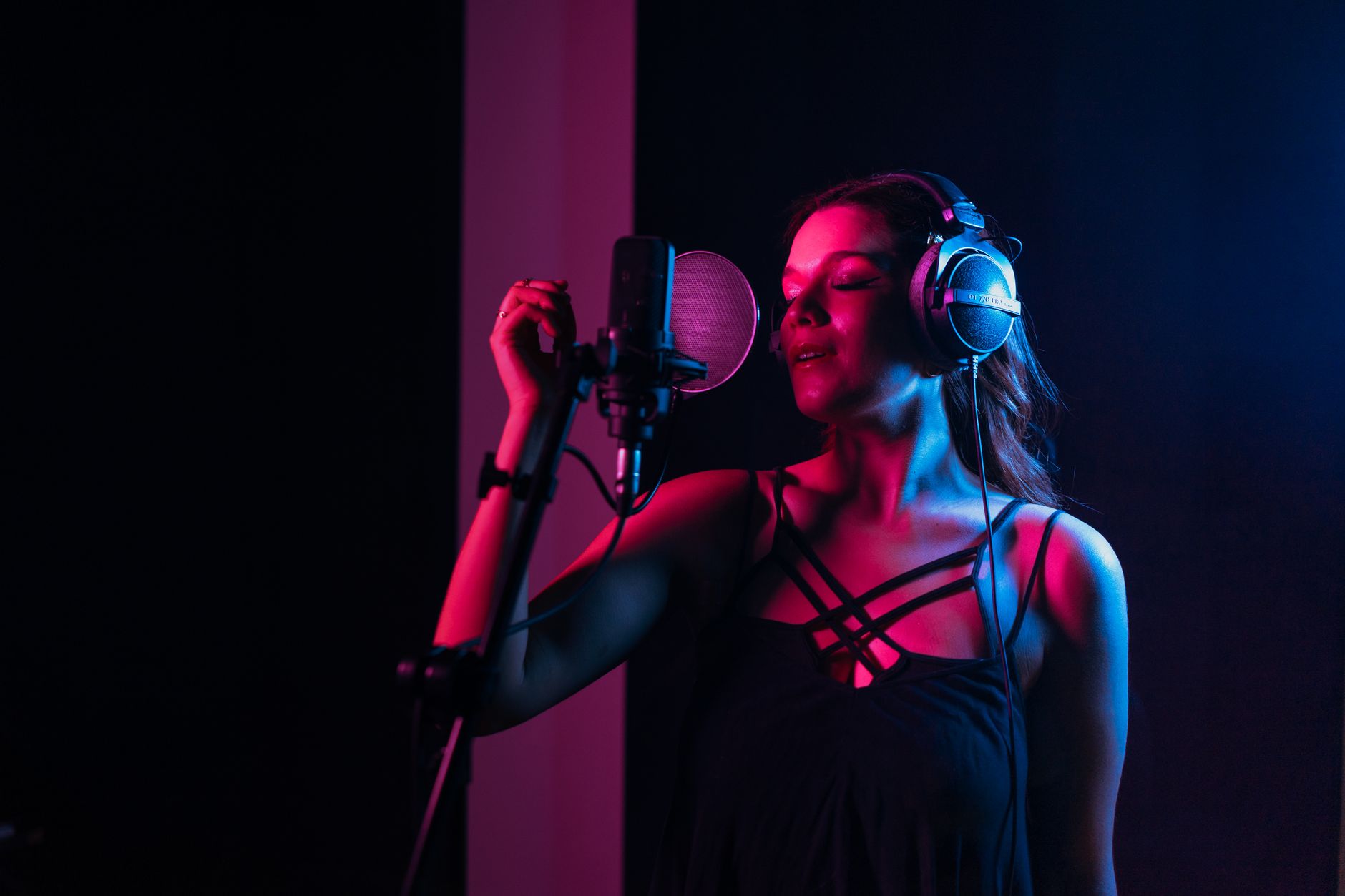 singer microphone pop filter (Photo: Los Muertos Crew / Pexels)