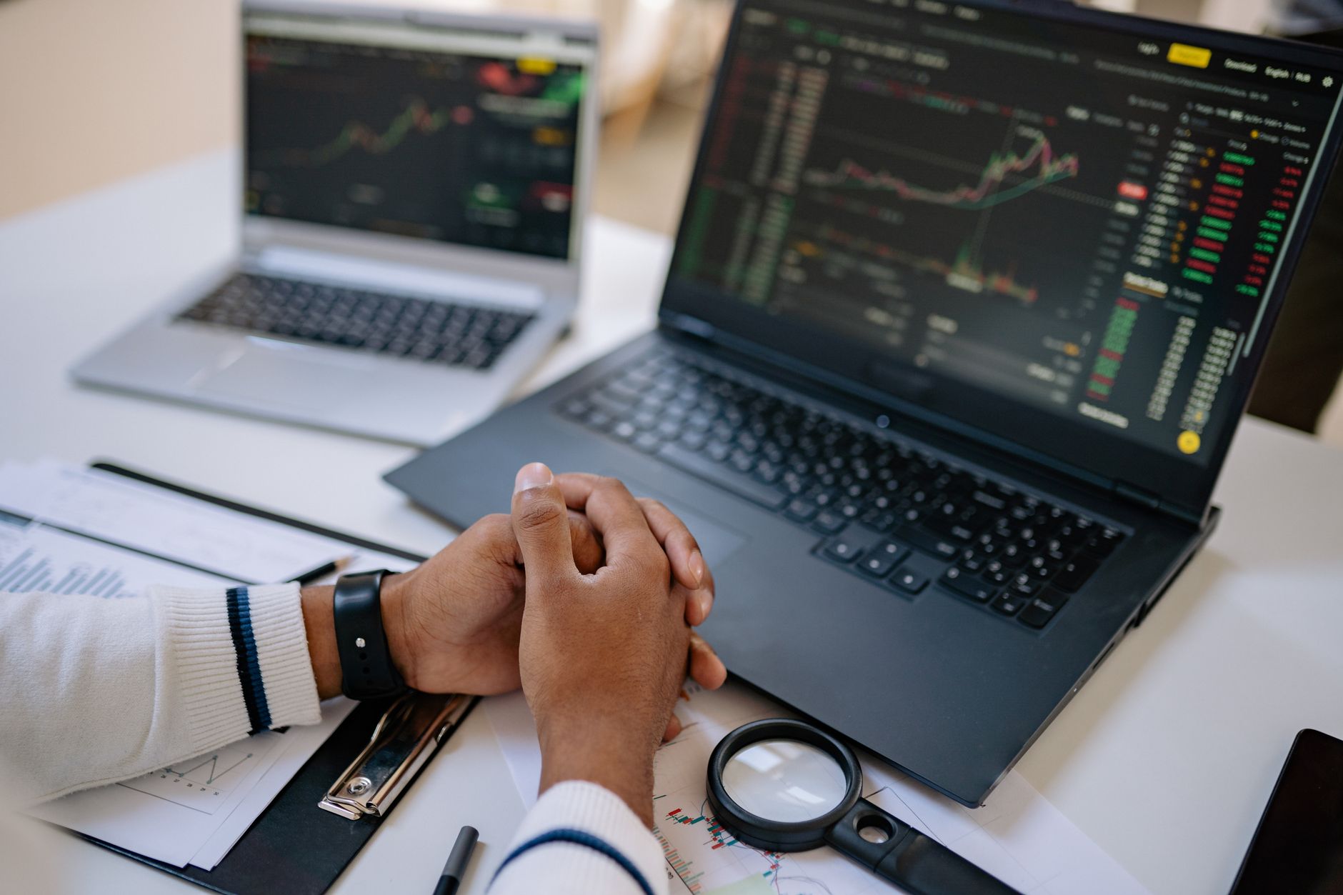 person comparing computer screens (Photo: Yan Krukau / Pexels)