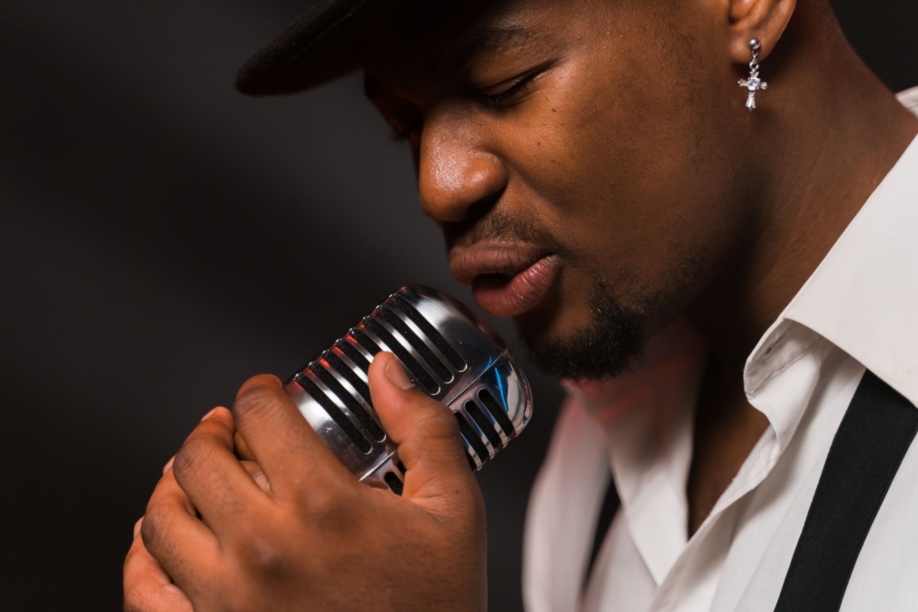 singer close to microphone (Photo: AI25.Studio  AI GENERATIVE / Pexels)