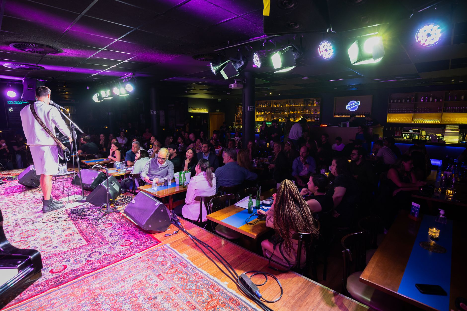audience small venue warm light (Photo: Matheus Bertelli / Pexels)
