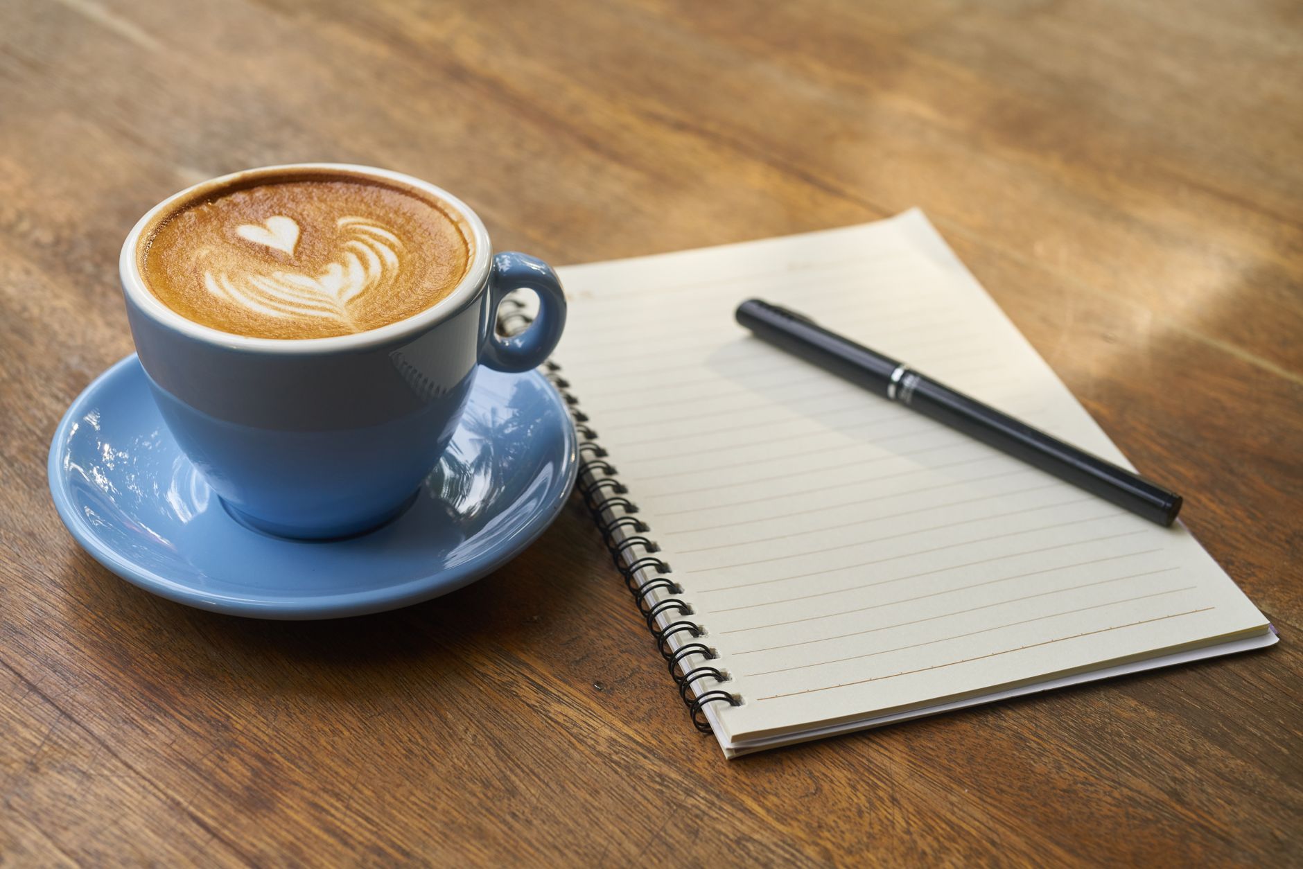 朝のコーヒーとノートで見直しサイクルを続ける様子