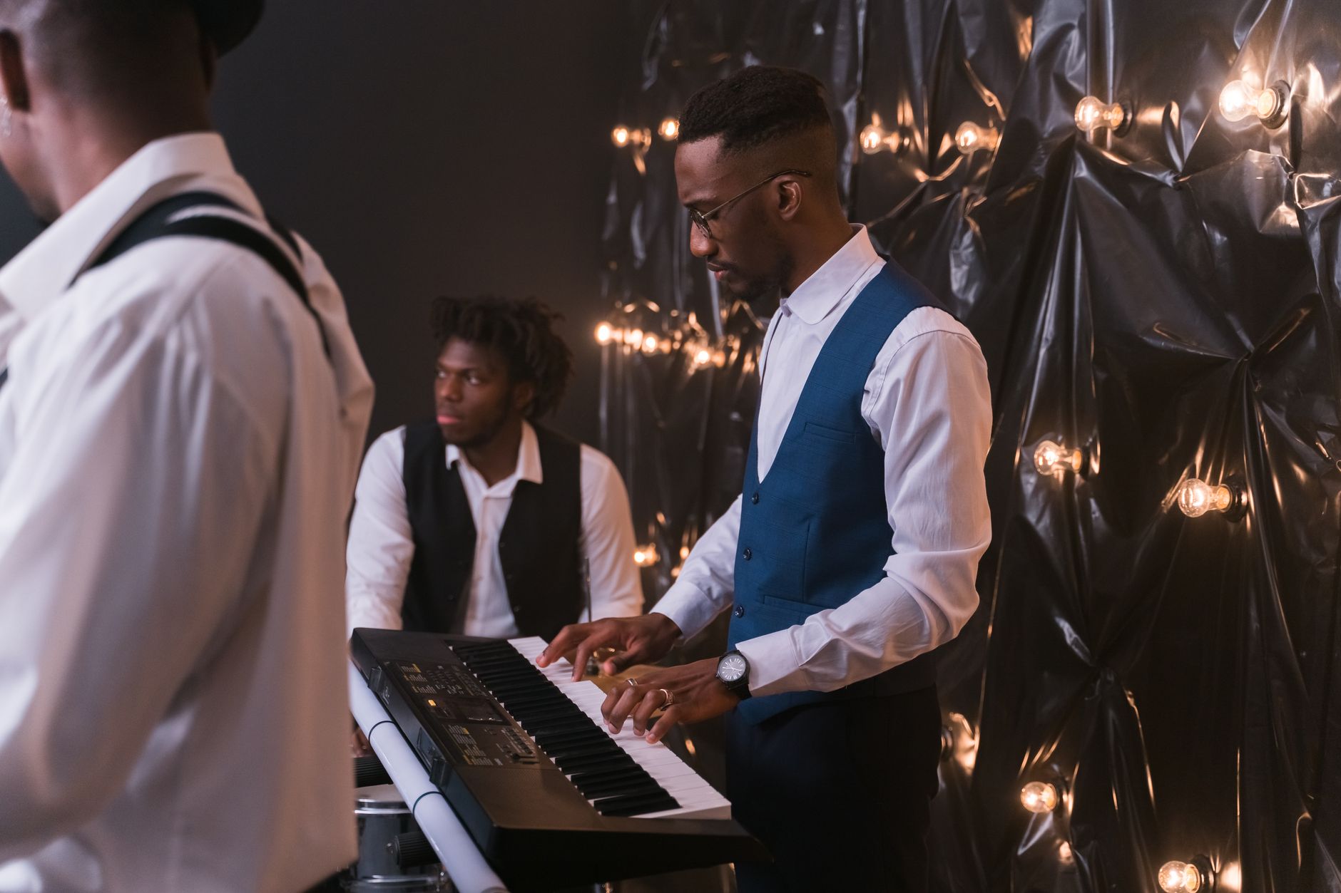 person playing keyboard evening (Photo: AI25.Studio AI GENERATIVE / Pexels)