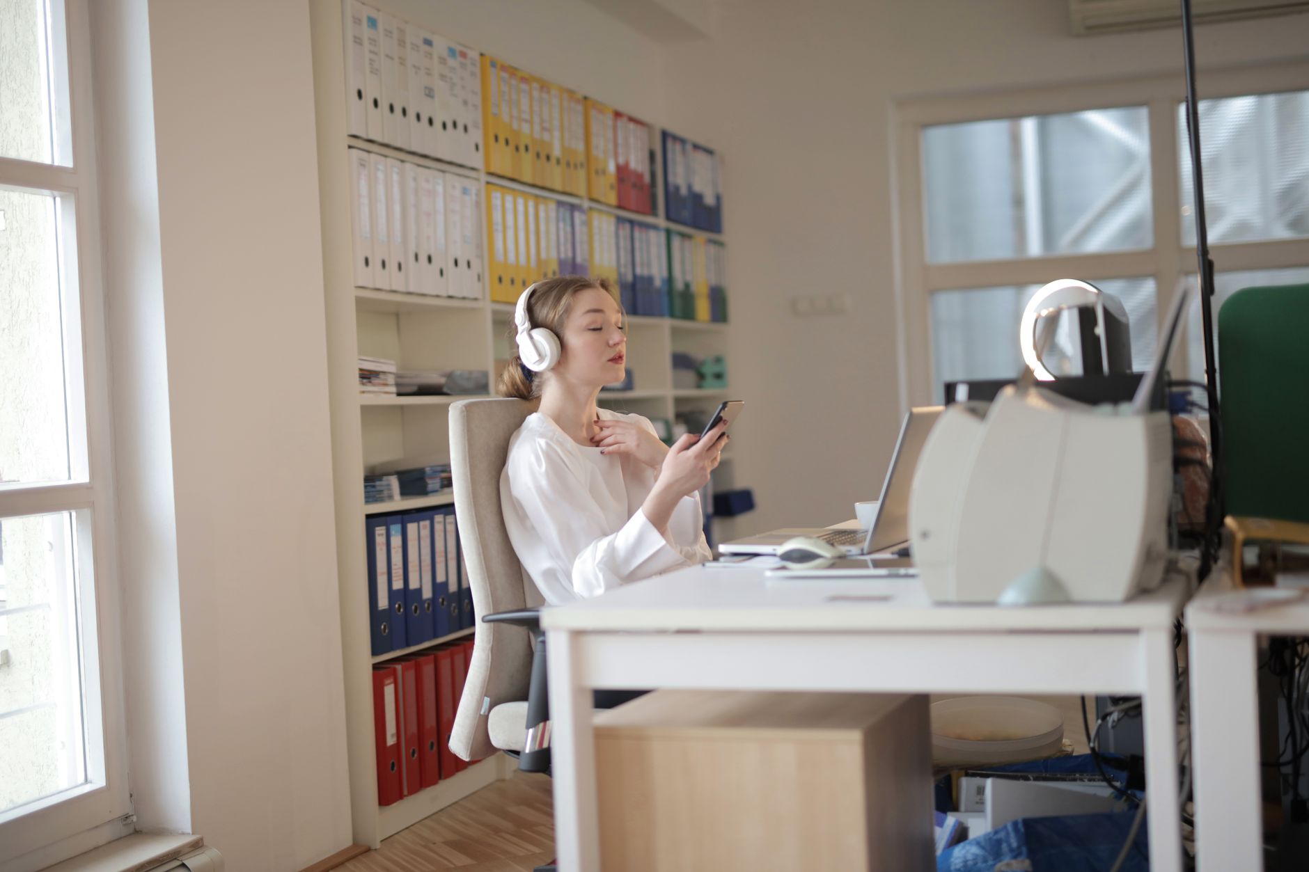 phone headphones music files (Photo: Andrea Piacquadio / Pexels)