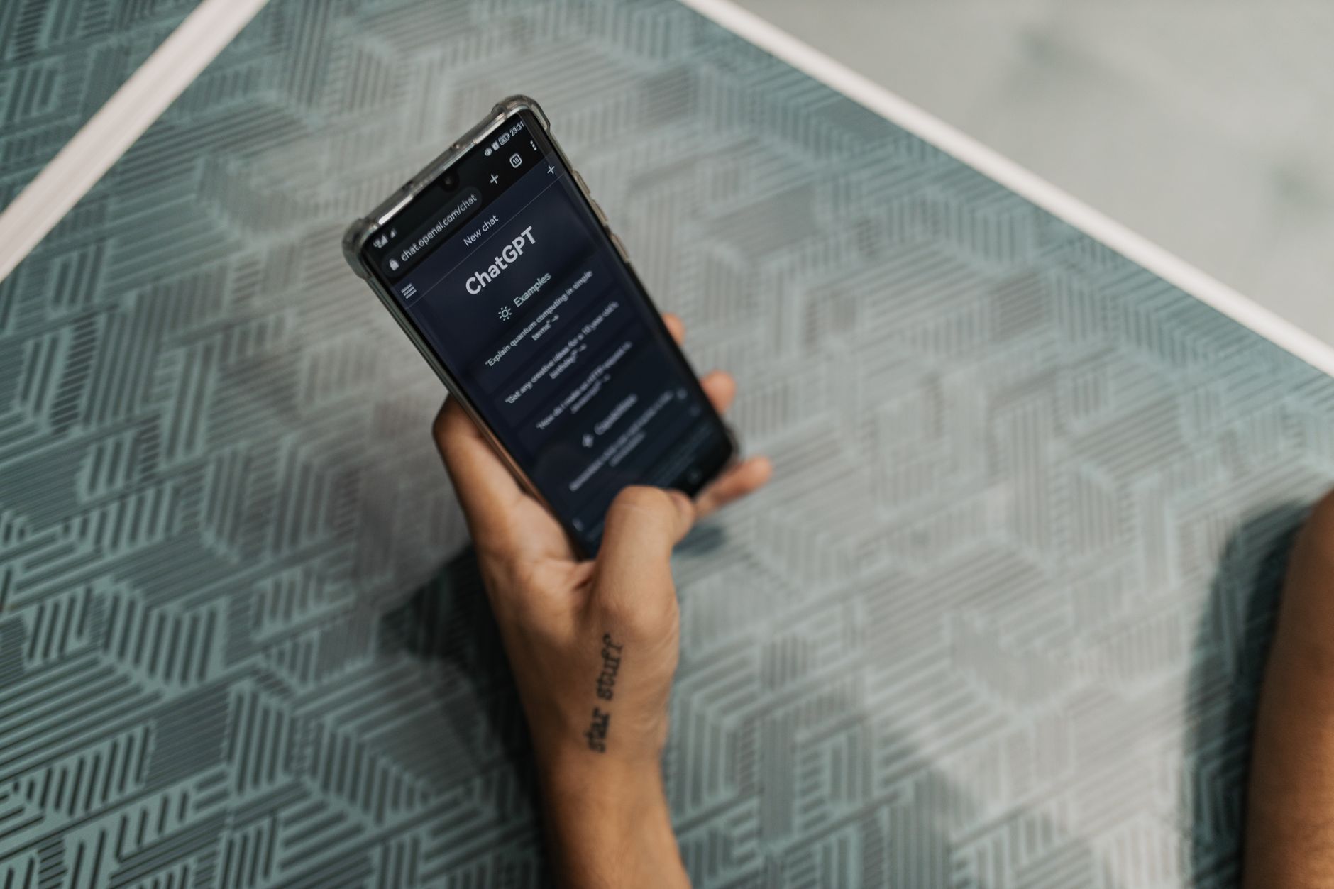 smartphone live chat comments (Photo: Matheus Bertelli / Pexels)