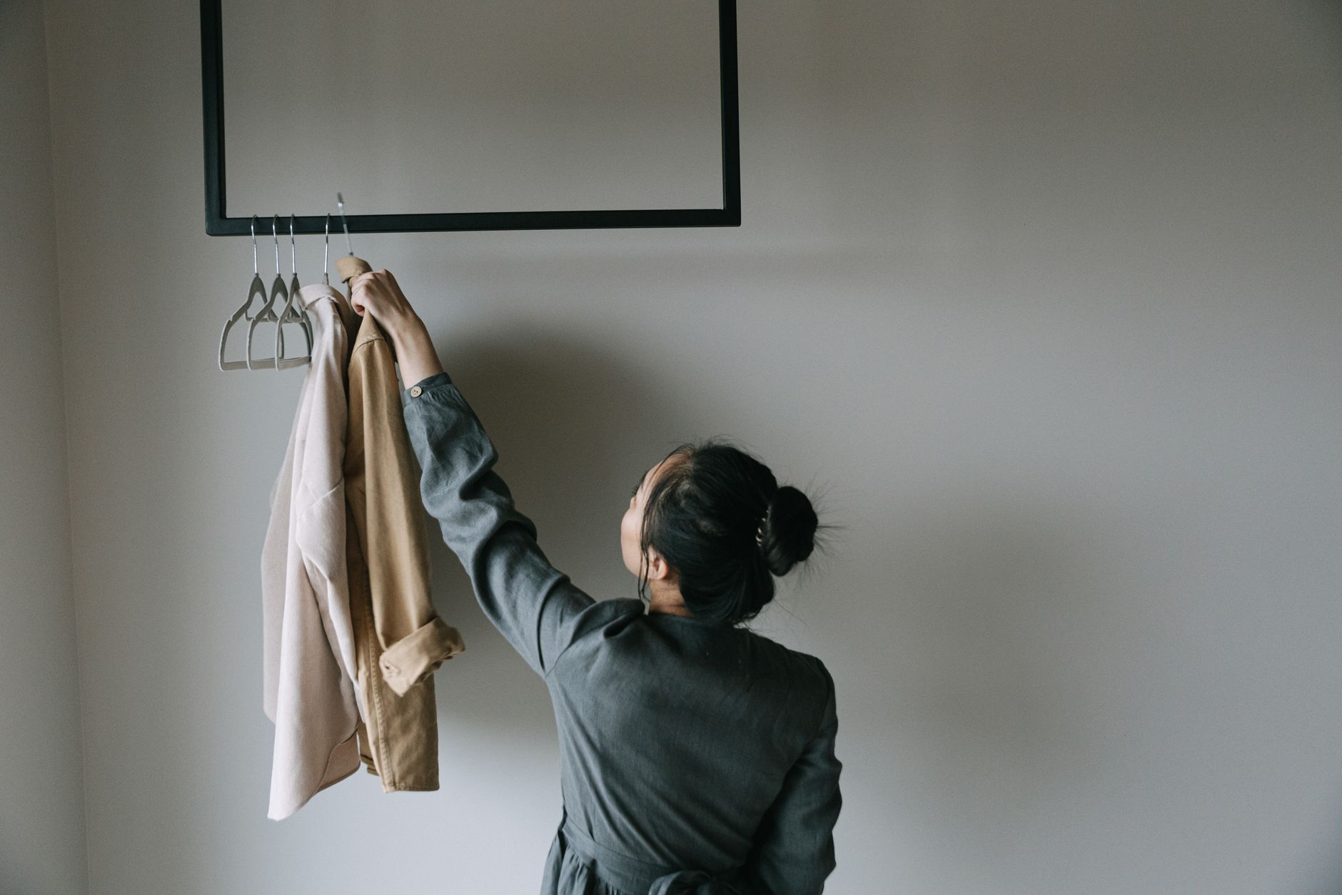 clothes rack outfit planning (Photo: Ivan S / Pexels)