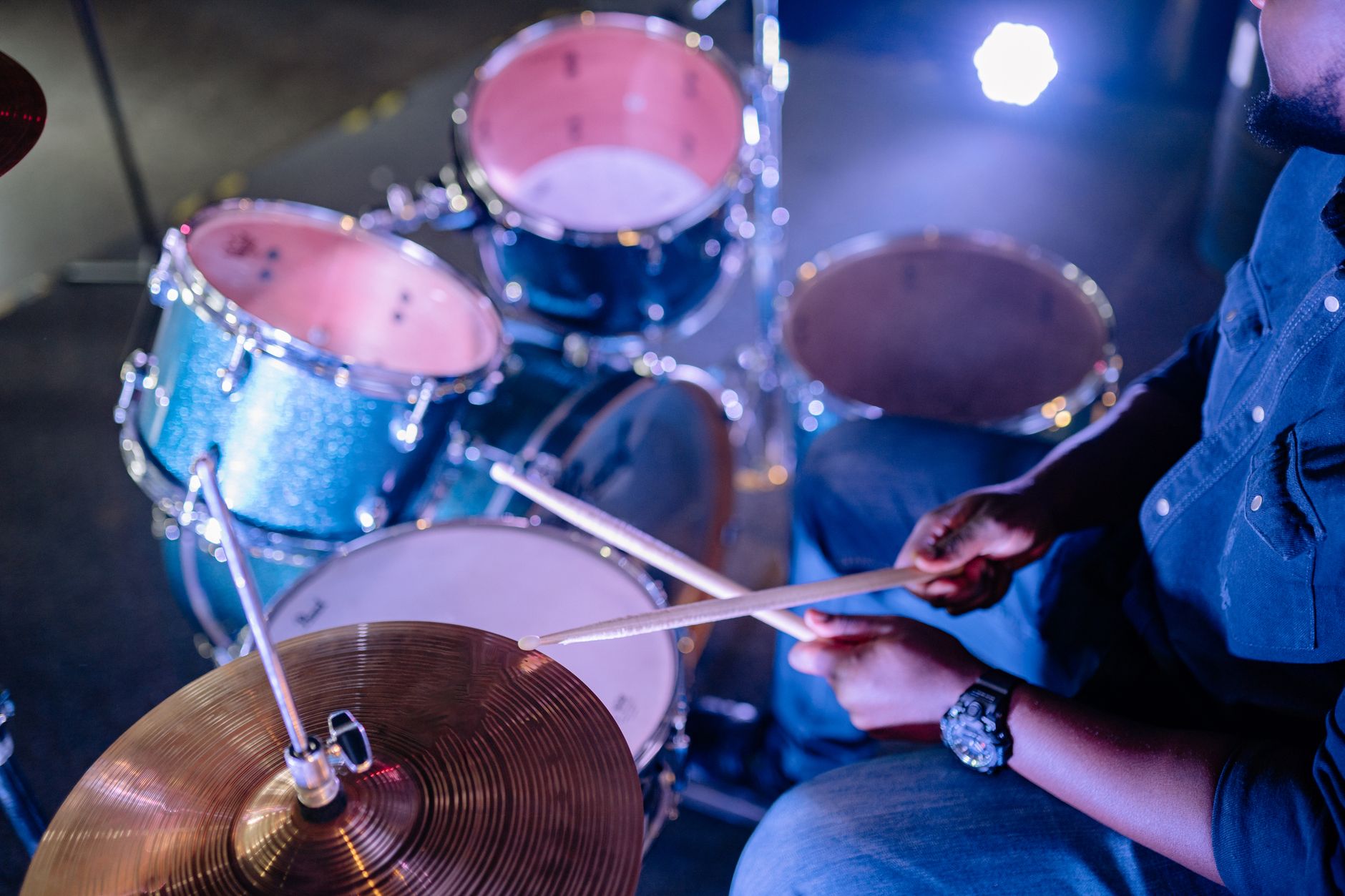 drummer playing drum kit (Photo: Yan Krukau / Pexels)