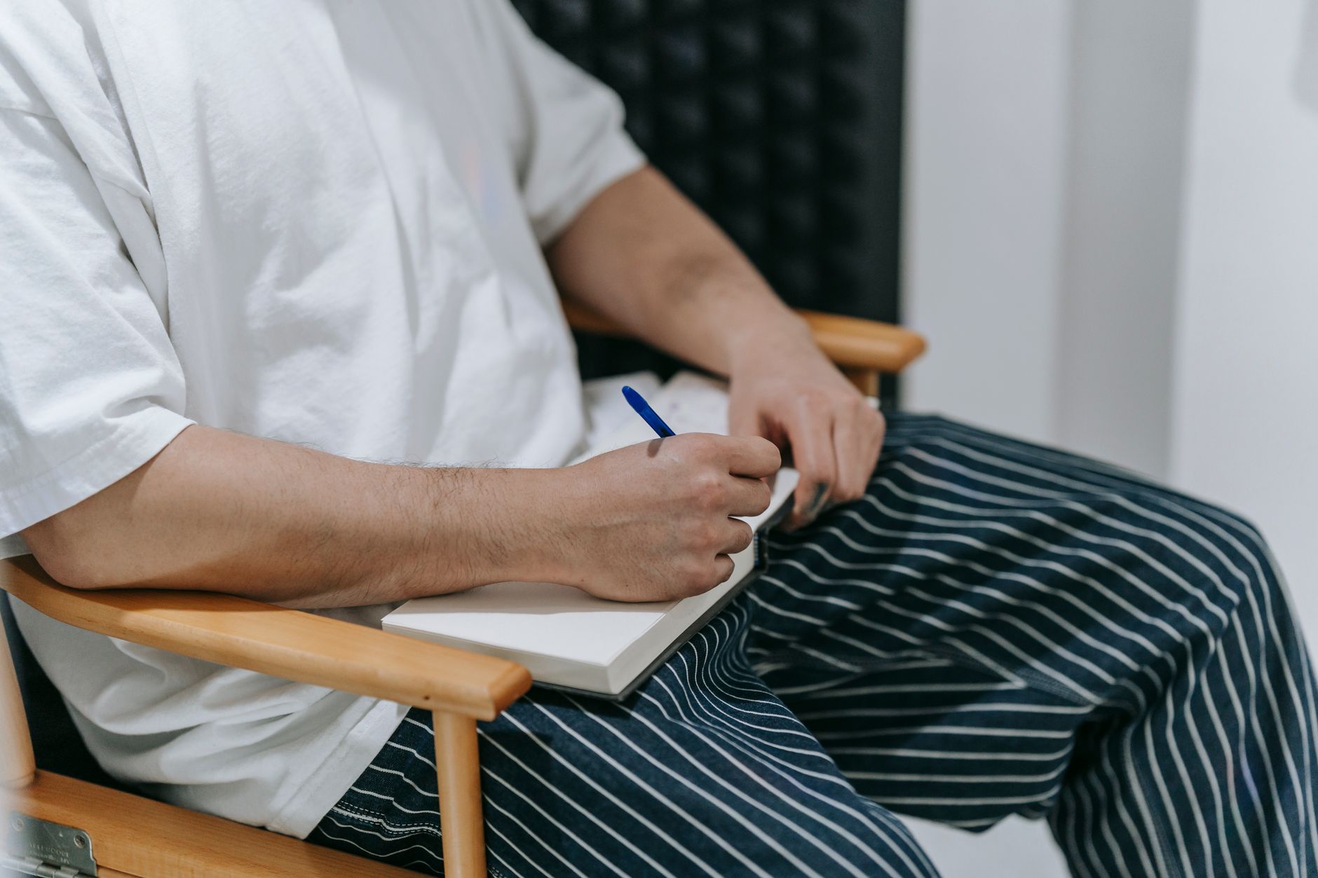 songwriter notebook pen thinking (Photo: Anna Pou / Pexels)