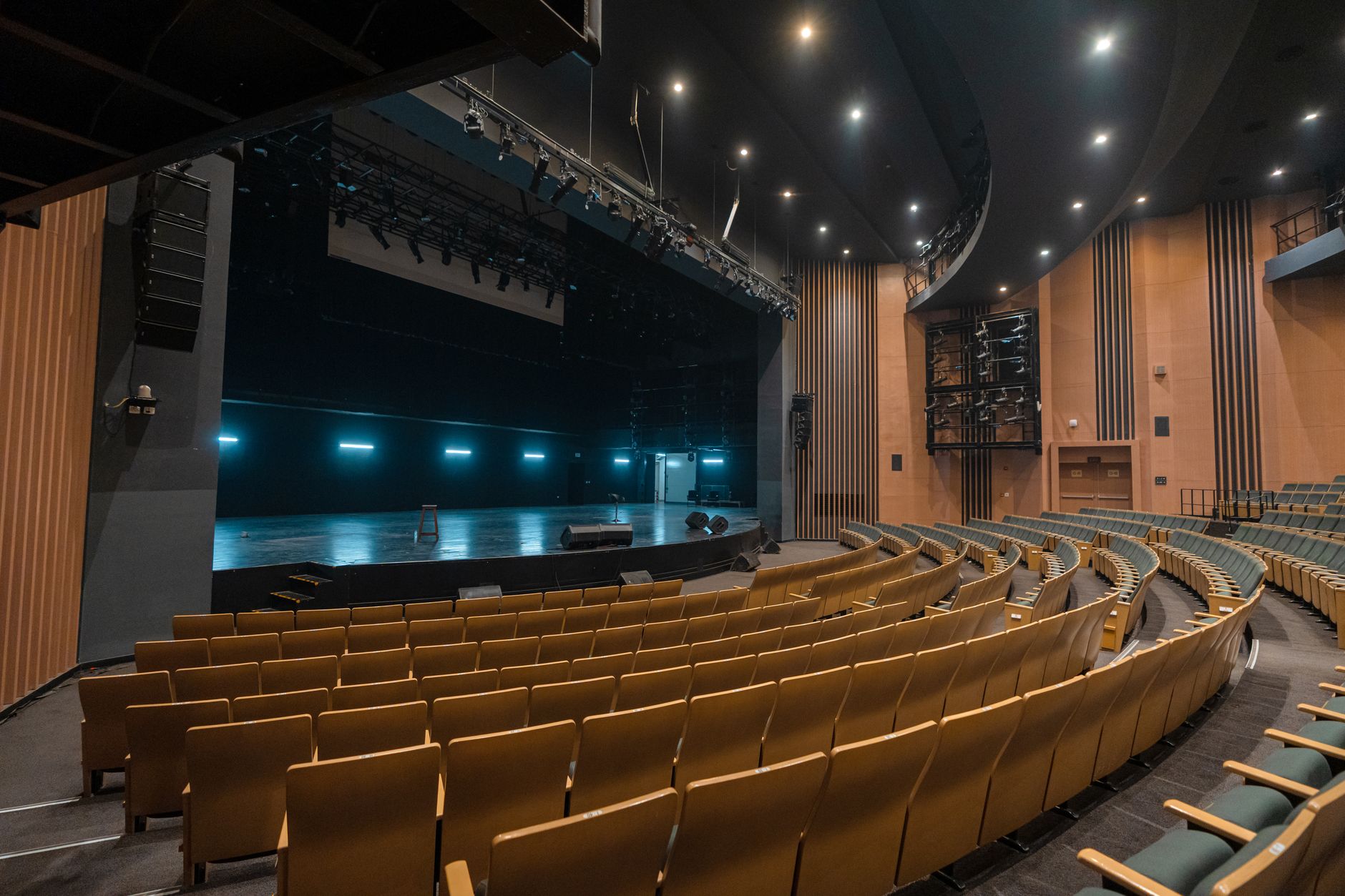 empty concert hall interior (Photo: Arto Suraj / Pexels)