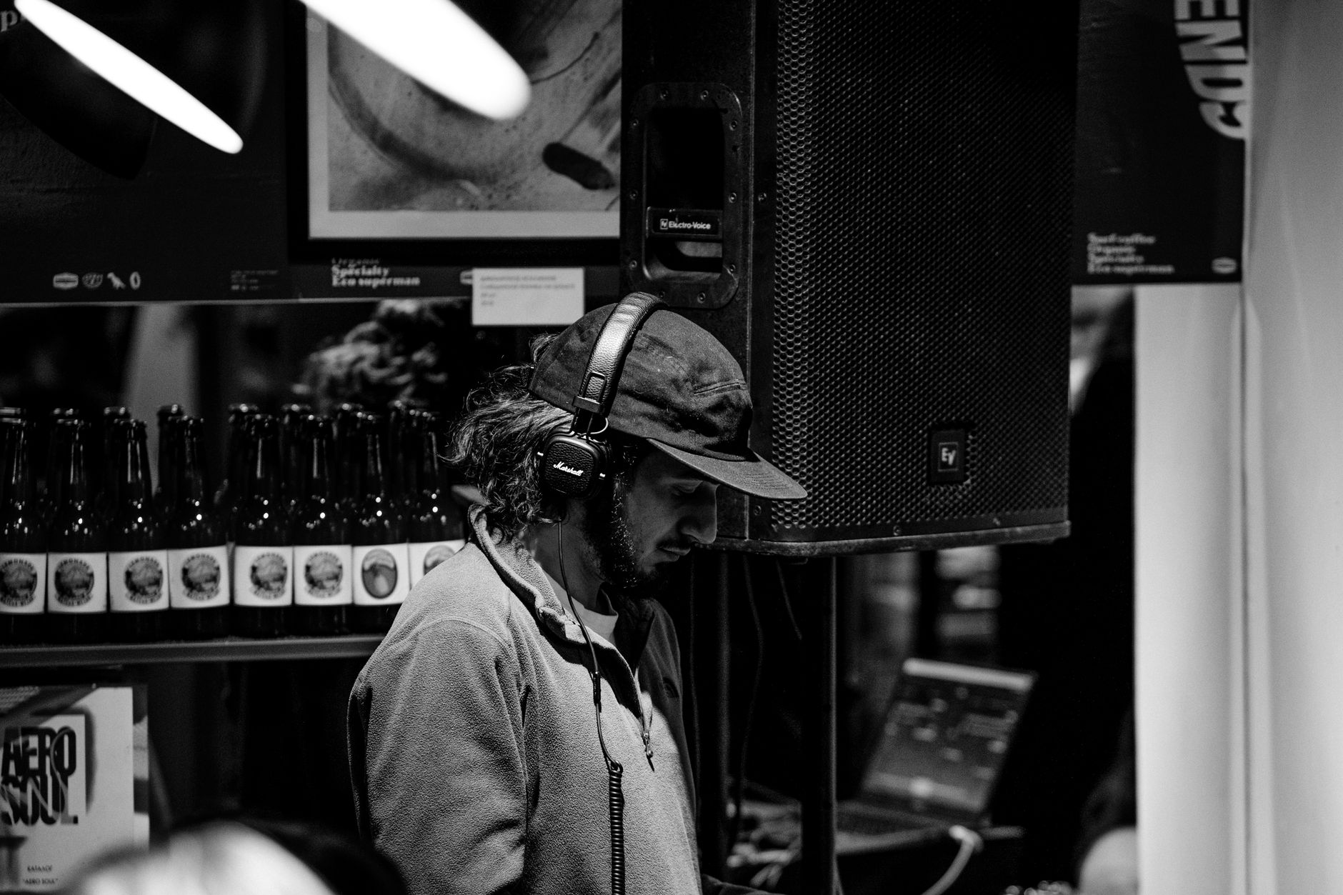 sound engineer wearing headphones (Photo: Ivan Mudruk / Pexels)