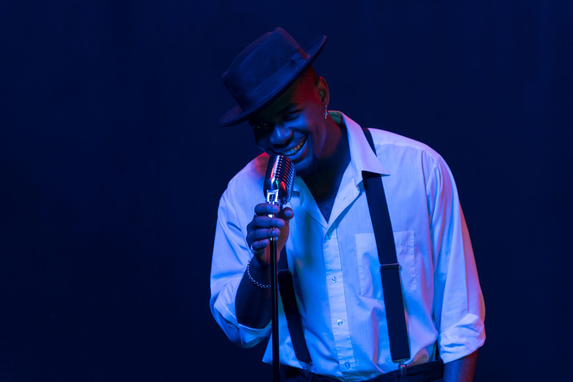 singer blue stage light (Photo: AI25.Studio  AI GENERATIVE / Pexels)