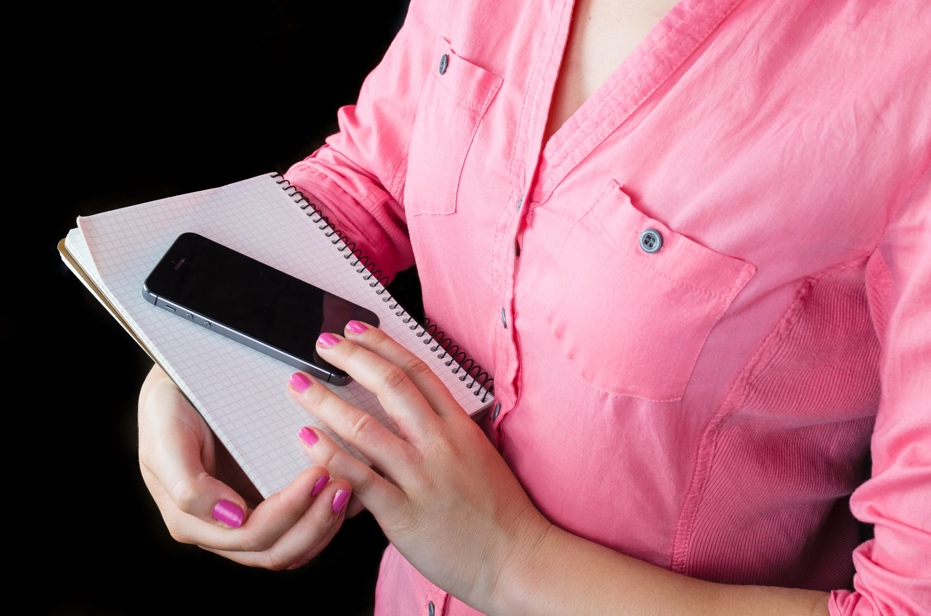 phone notes backstage night (Photo: Lukas Blazek / Pexels)