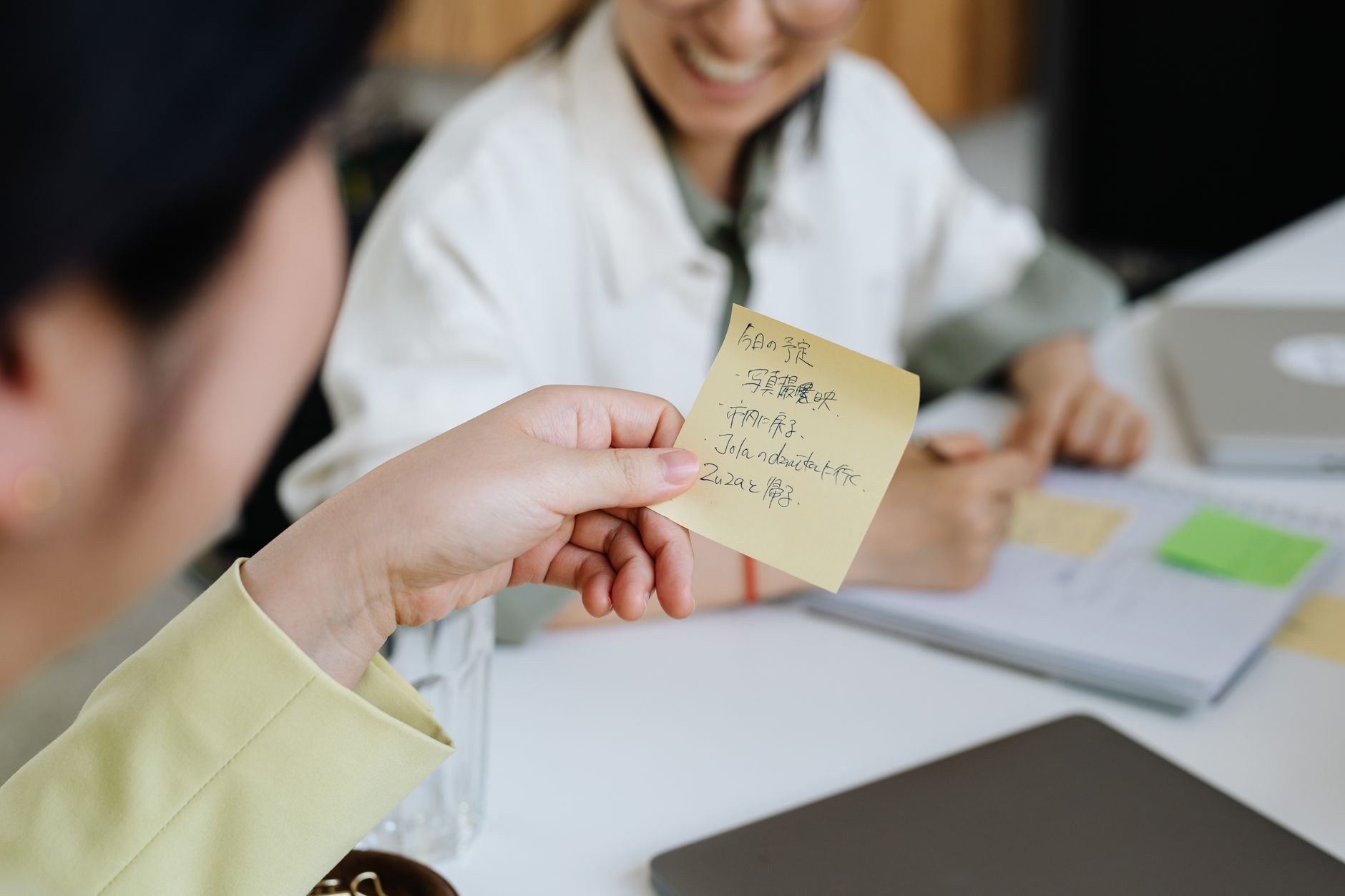 sticky notes brainstorming desk (Photo: https://kaboompics.com/ / Pexels)
