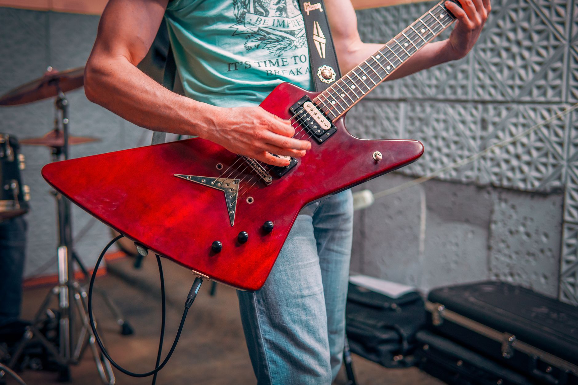 musician balancing studio guitar (Photo: Dmitry Demidov / Pexels)