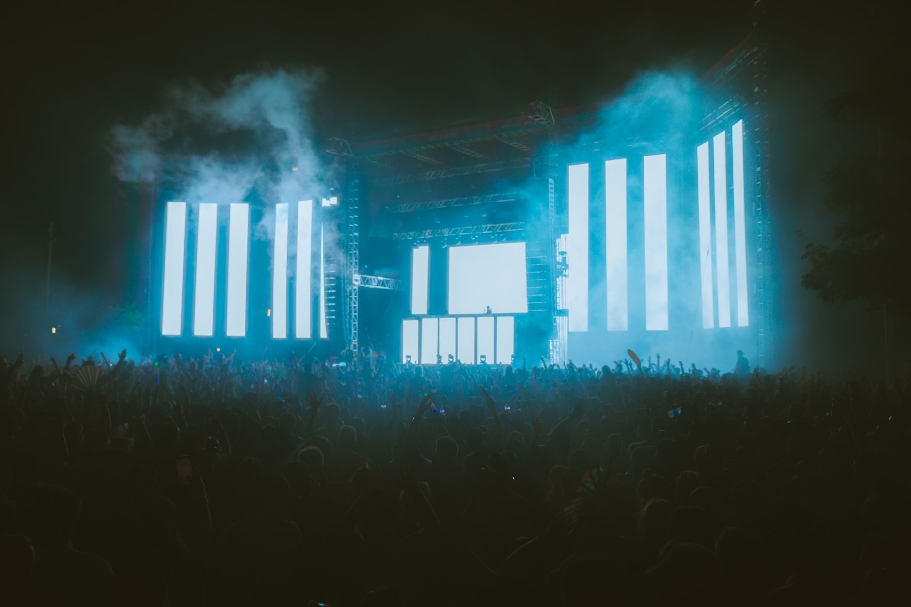 empty stage lights night (Photo: Jeremy Li / Pexels)