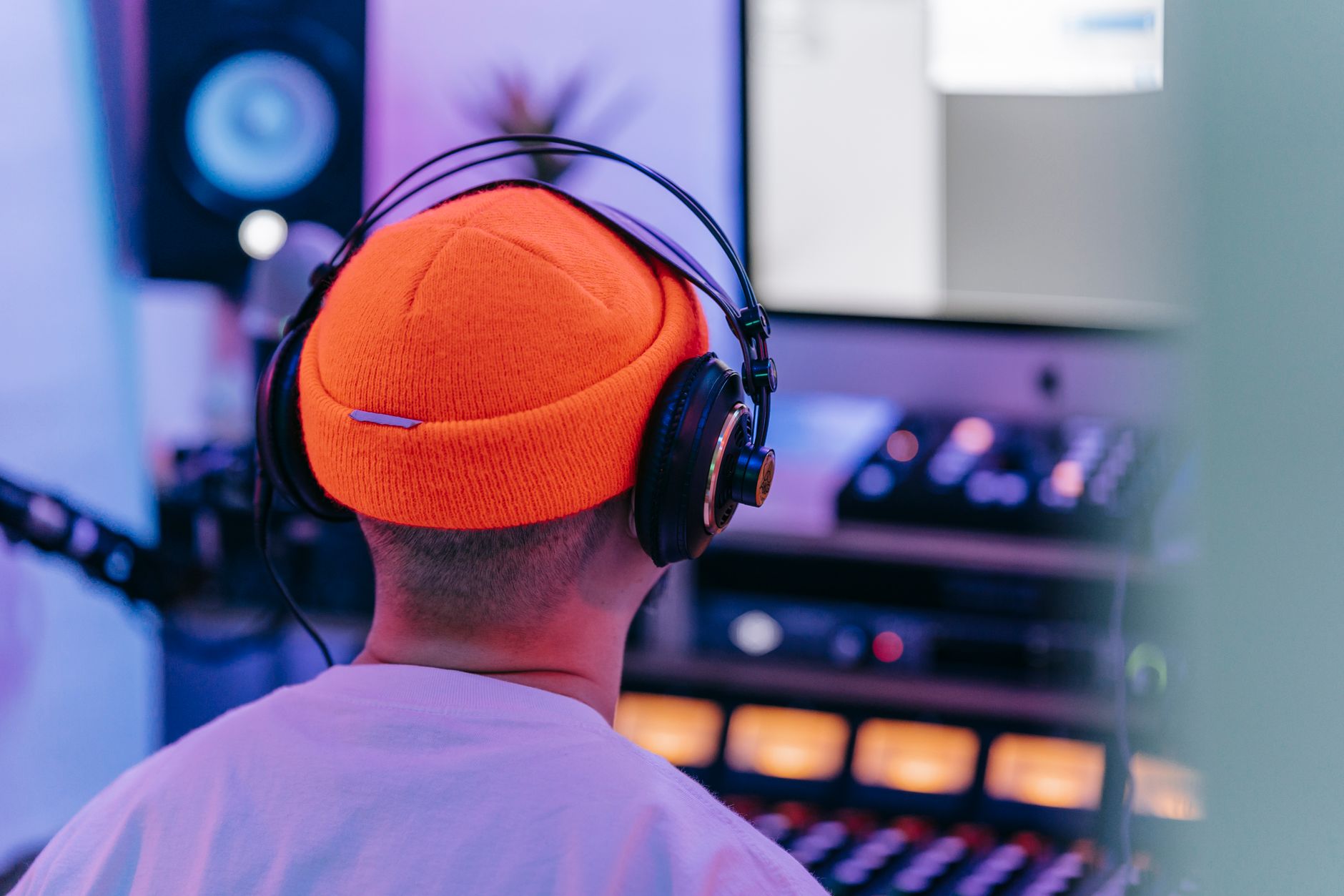 producer headphones listening monitor (Photo: Anna Pou / Pexels)