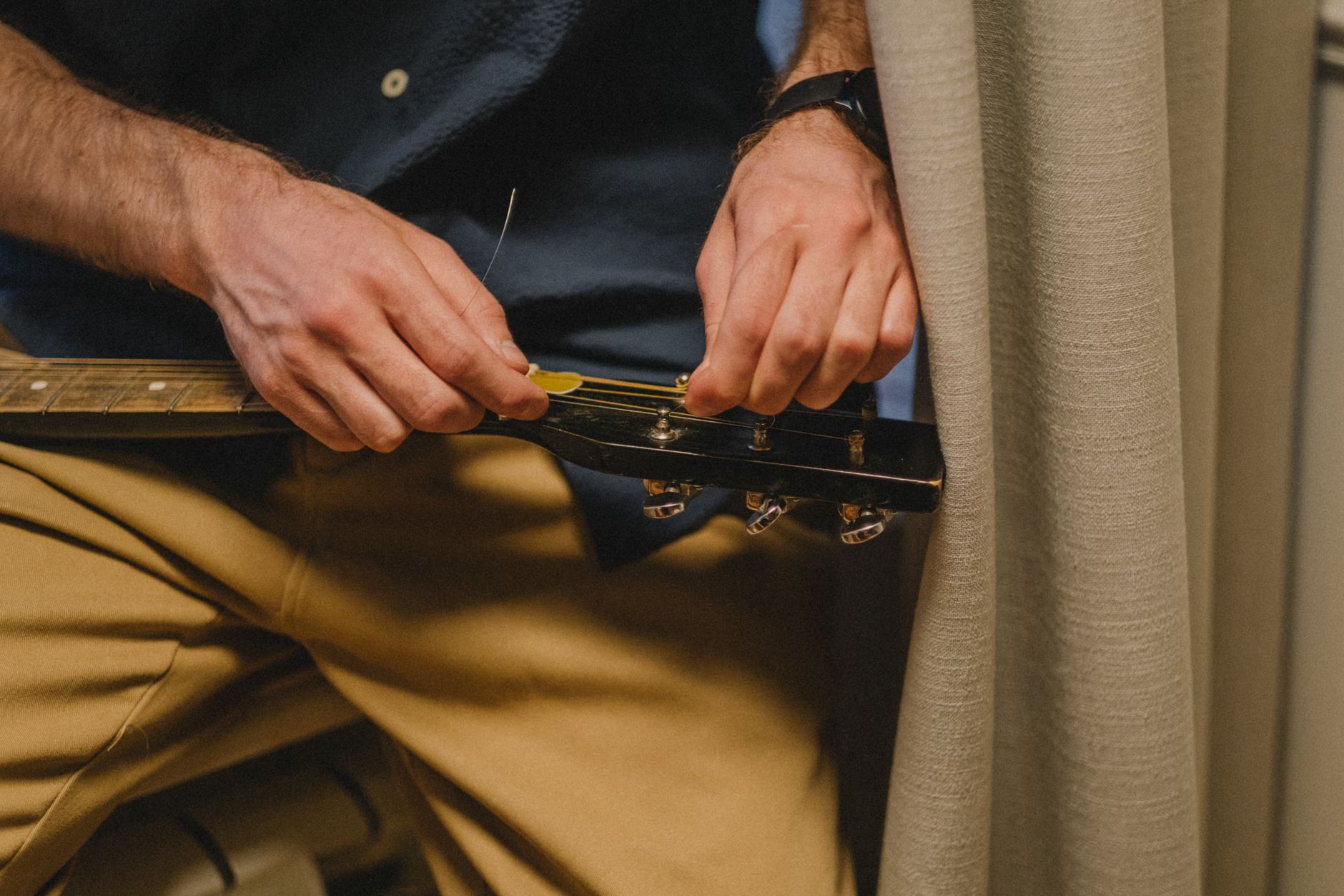 polishing guitar cloth hands (Photo: Ron Lach / Pexels)
