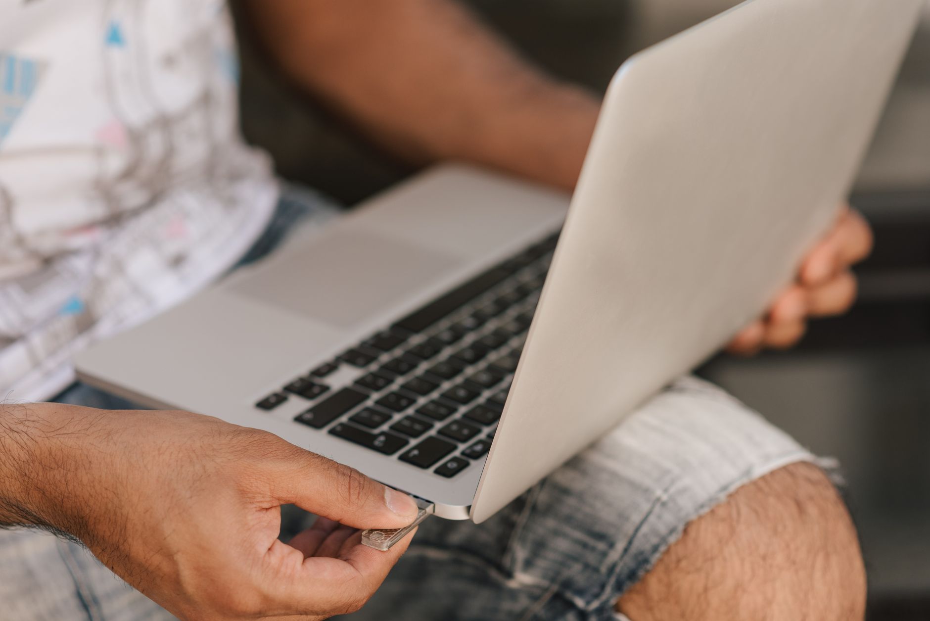 usb drive laptop (Photo: Anete Lusina / Pexels)