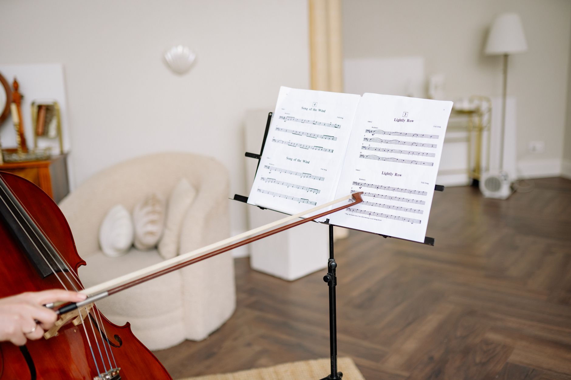 sheet music warm desk lamp (Photo: Yan Krukau / Pexels)