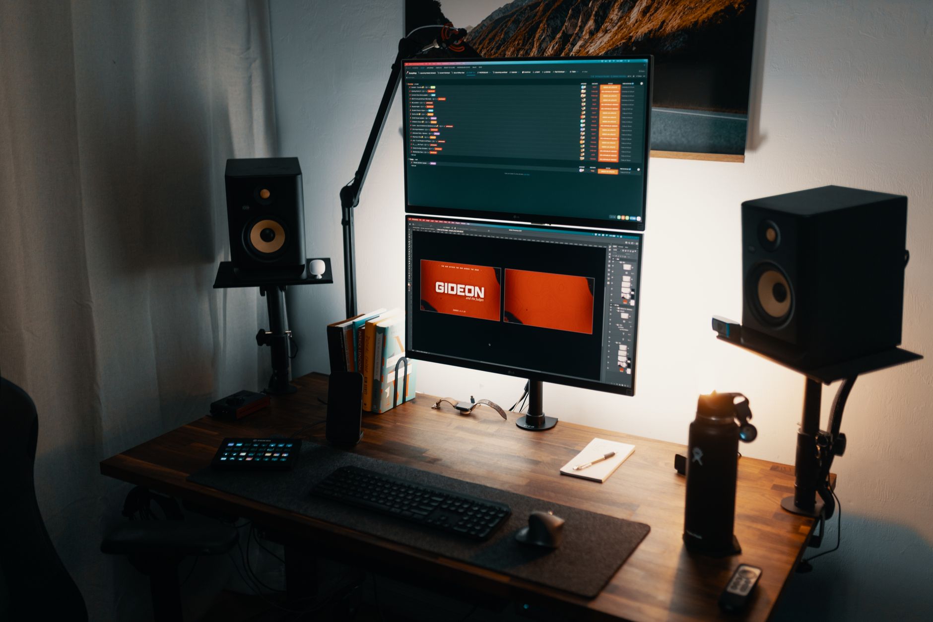 studio monitors warm light (Photo: Josh Sorenson / Pexels)