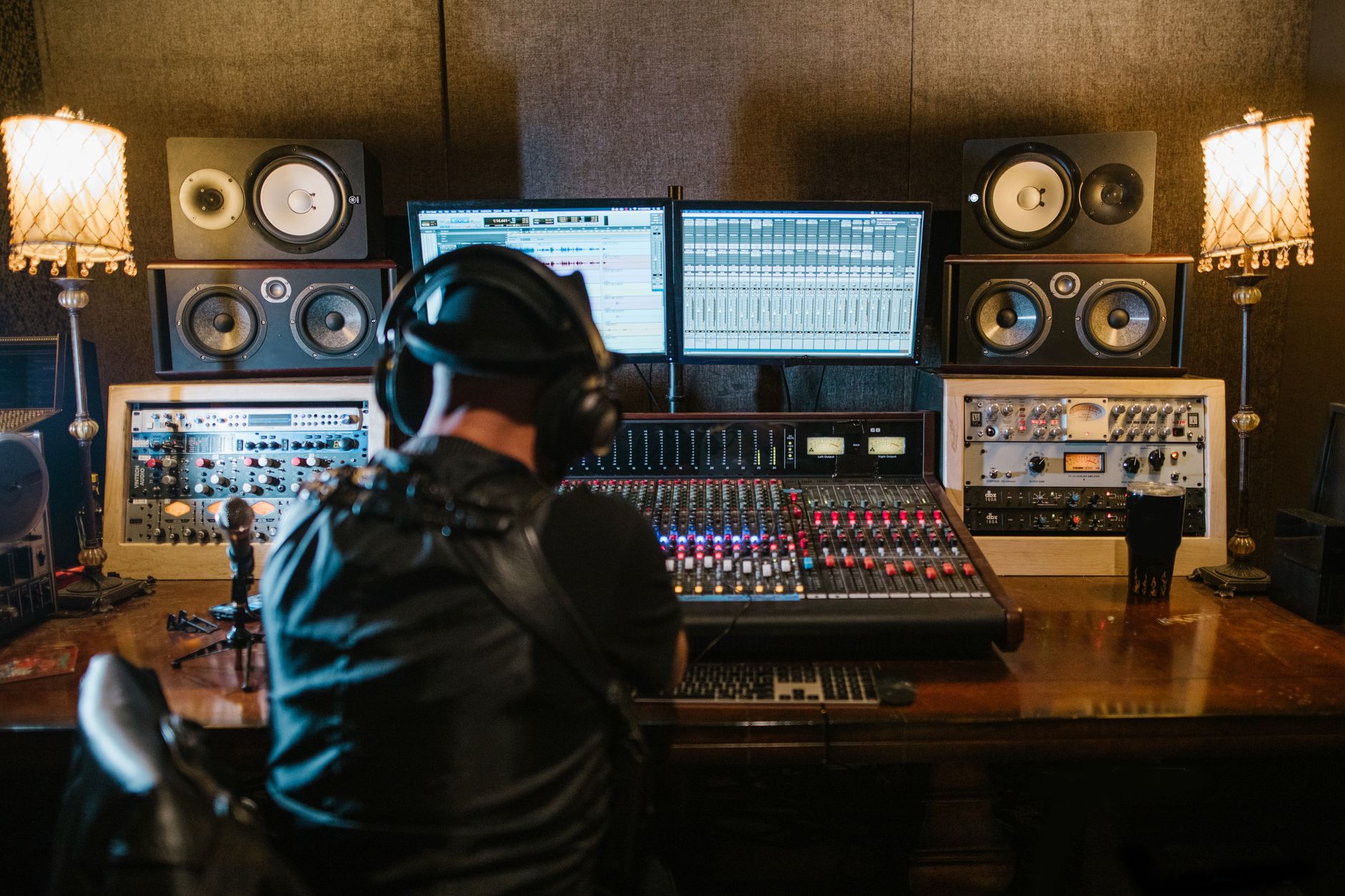 home studio producer desk (Photo: RDNE Stock project / Pexels)
