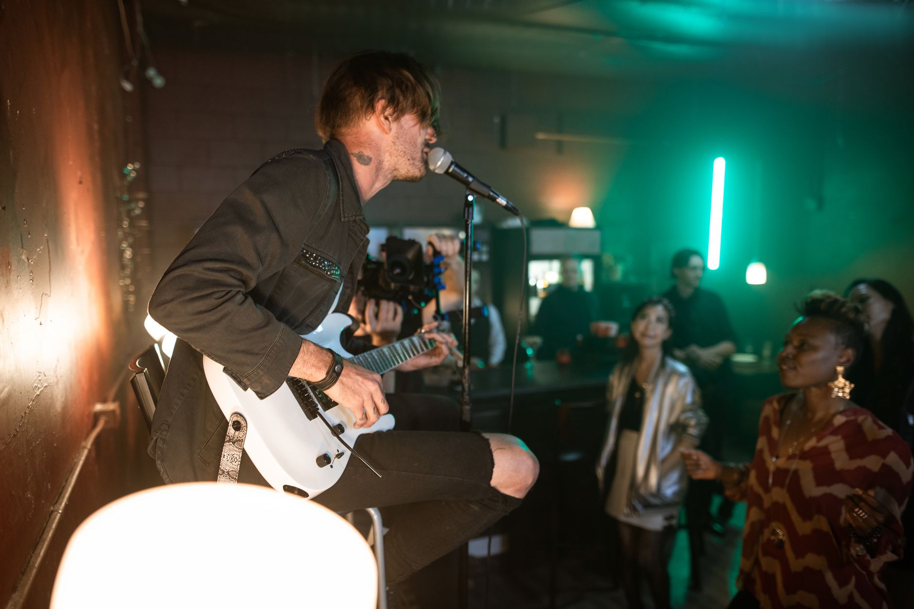 musician playing cafe audience (Photo: RDNE Stock project / Pexels)