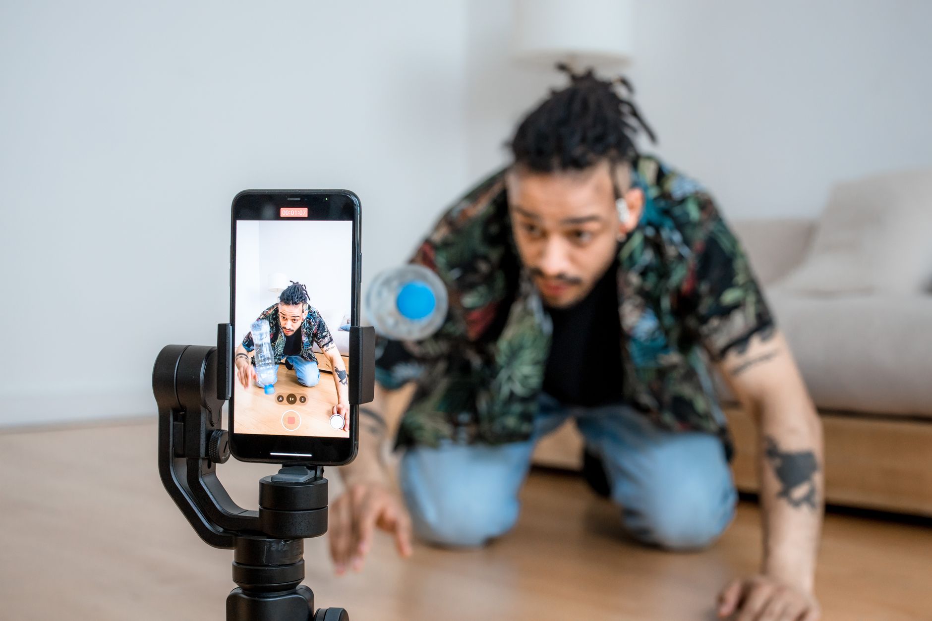 smartphone filming piano (Photo: Ron Lach / Pexels)