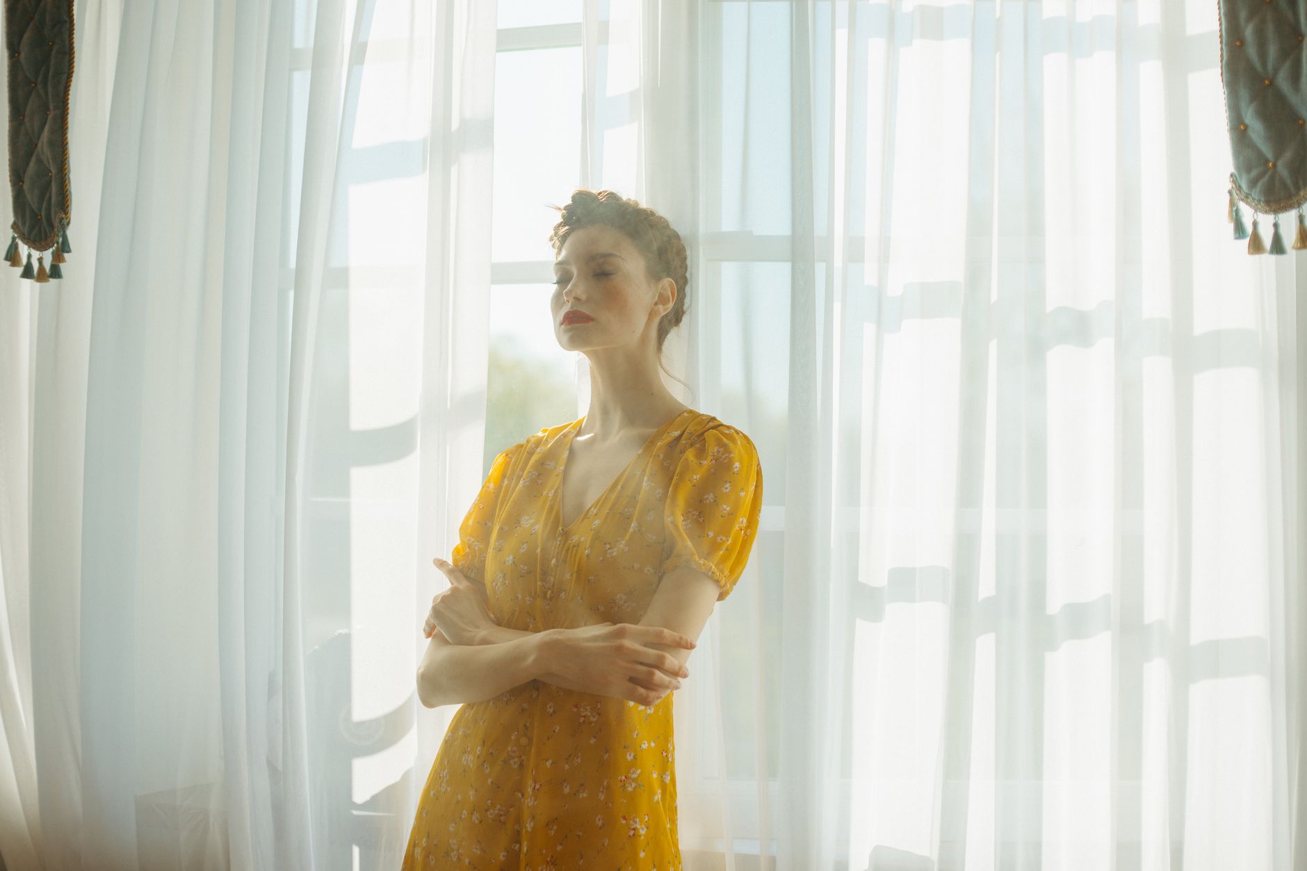 portrait window natural light (Photo: Yaroslav Shuraev / Pexels)