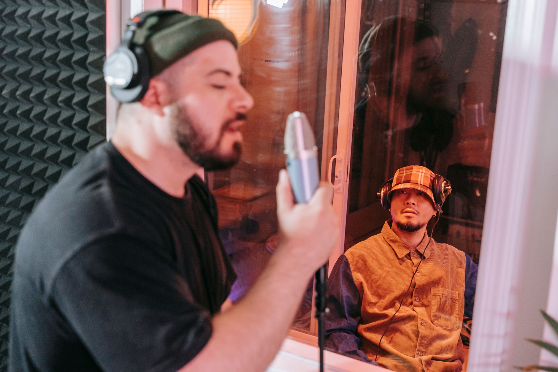 reflection filter microphone (Photo: Anna Pou / Pexels)