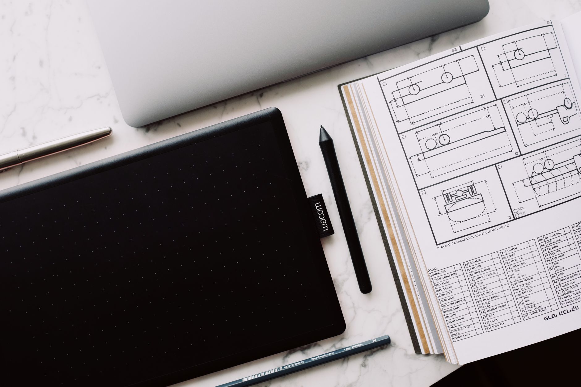 designer tablet workspace (Photo: ready made / Pexels)