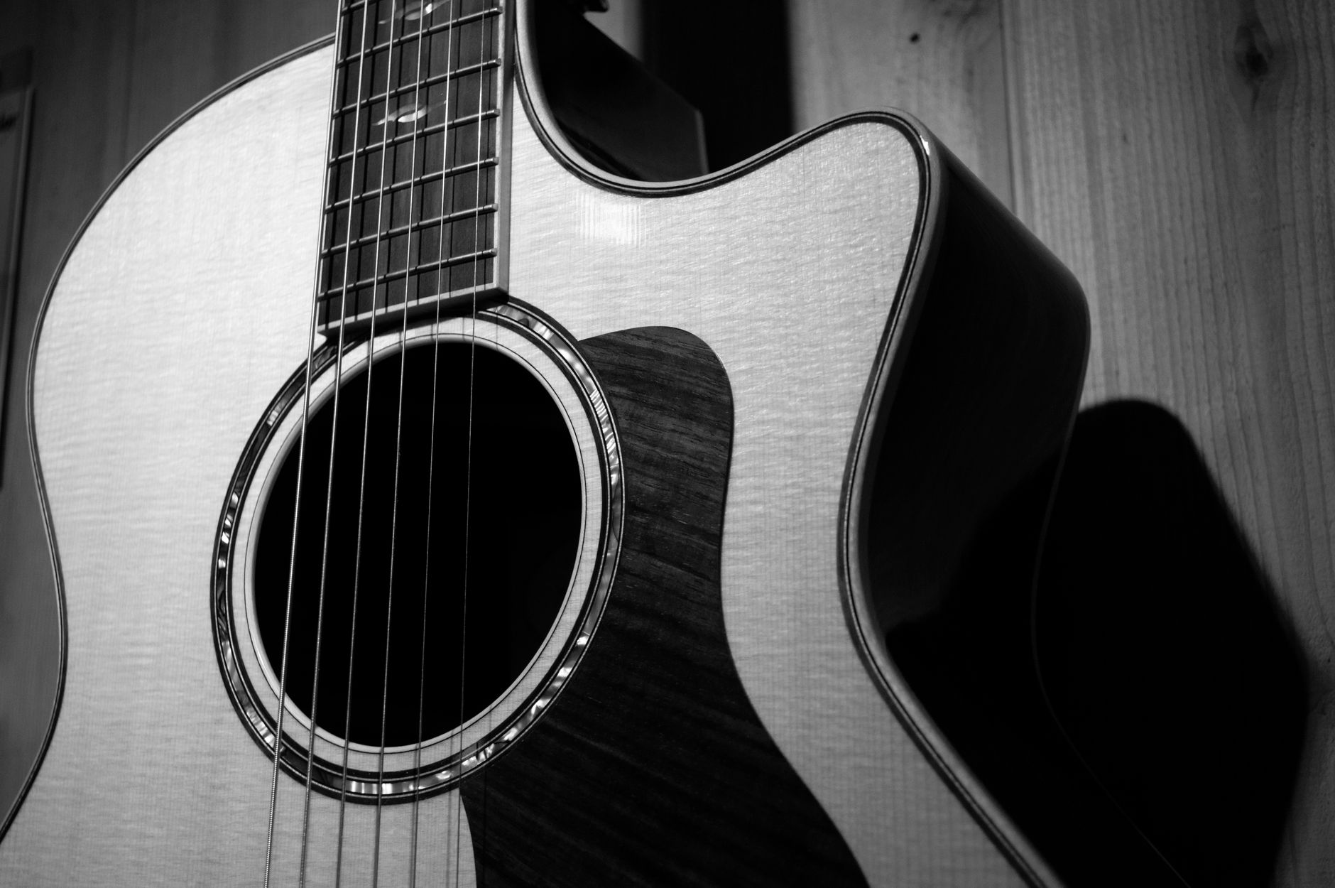 changing guitar strings closeup (Photo: Stephen Niemeier / Pexels)