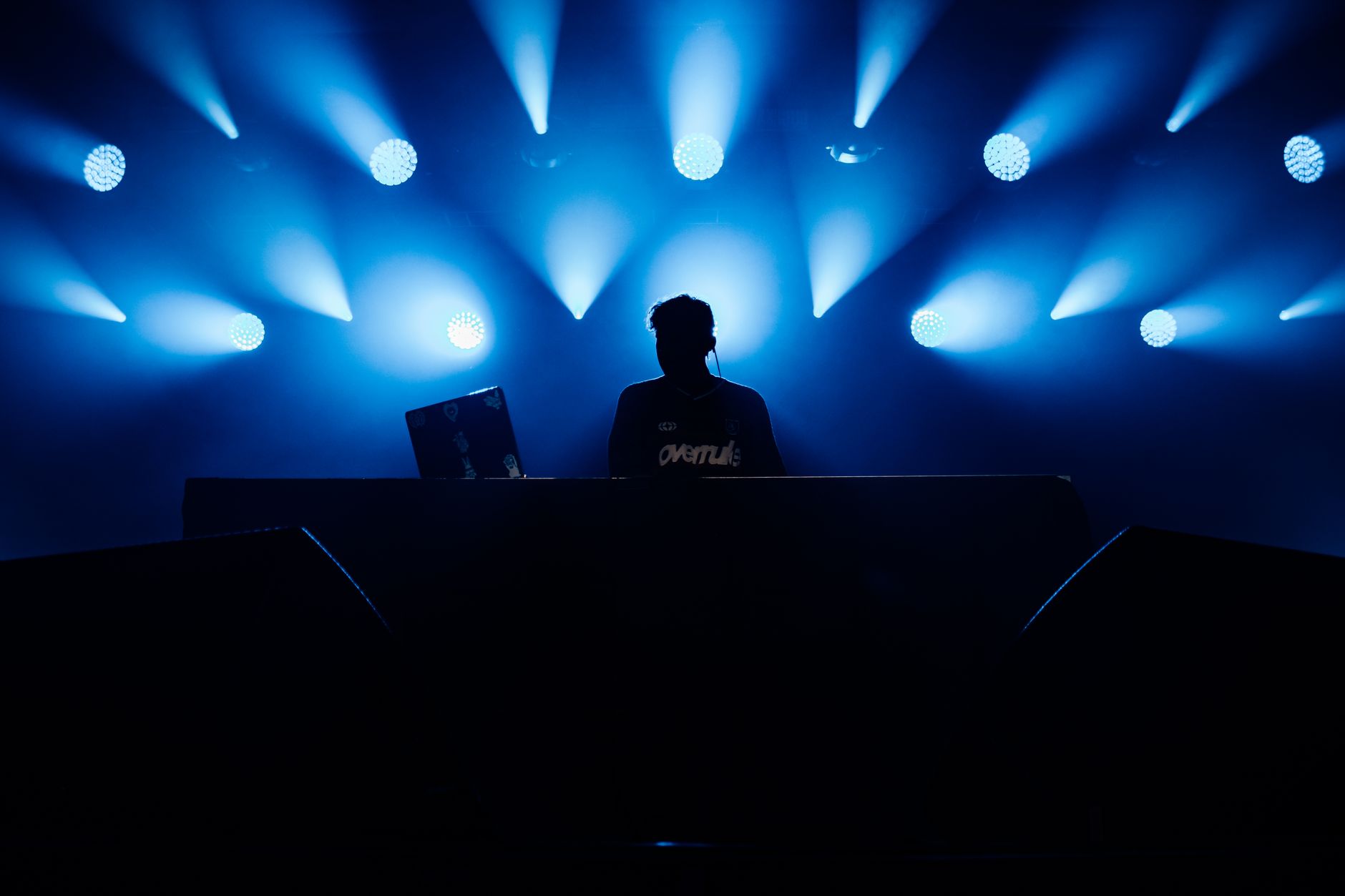 dj performing stage lights (Photo: Larysa Stratiichuk / Pexels)