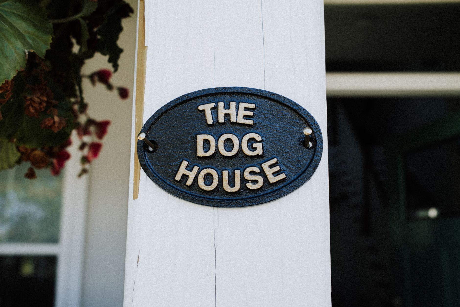 live house entrance sign (Photo: K / Pexels)