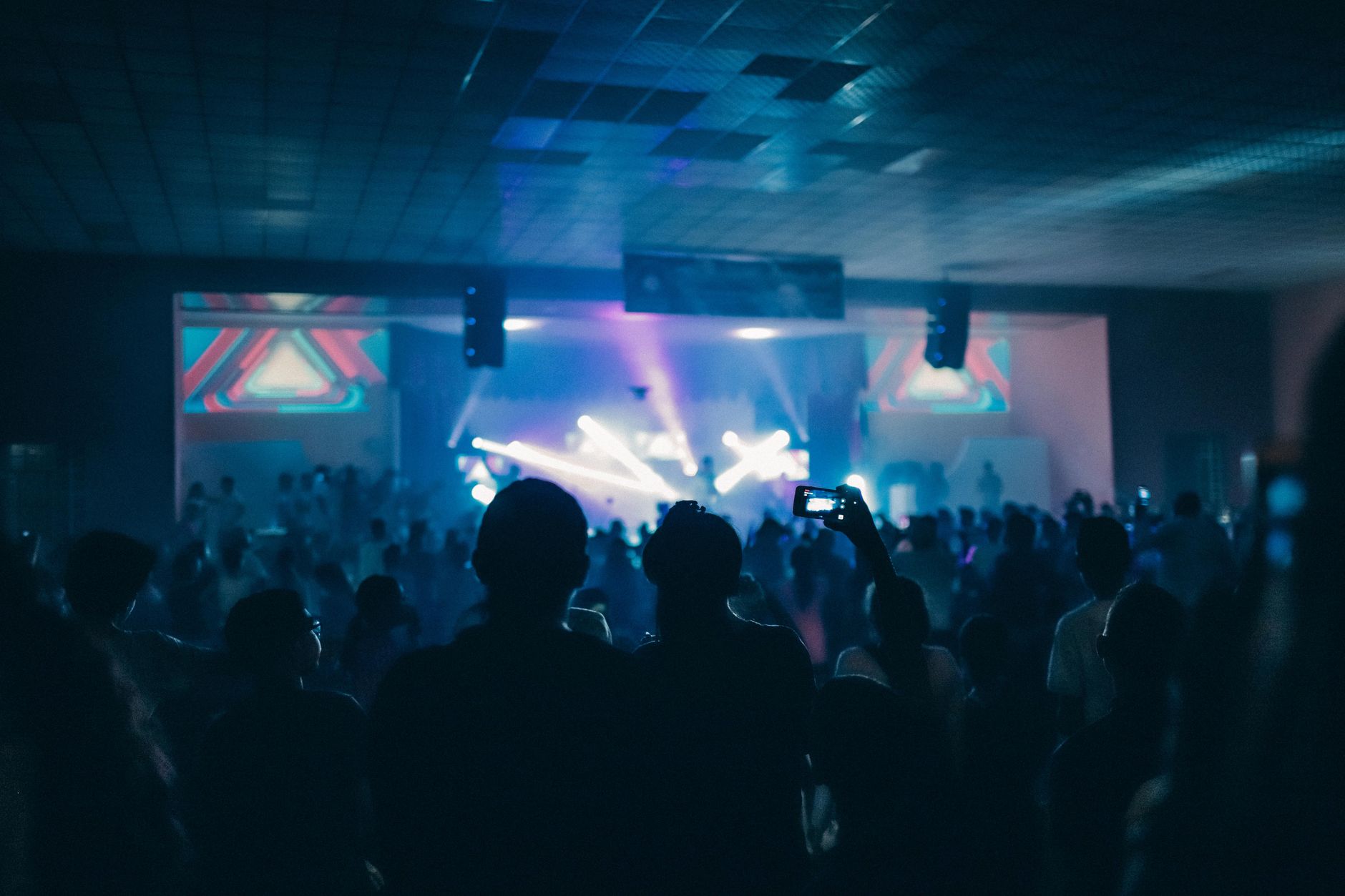smartphone filming musician performance (Photo: Luis Quintero / Pexels)