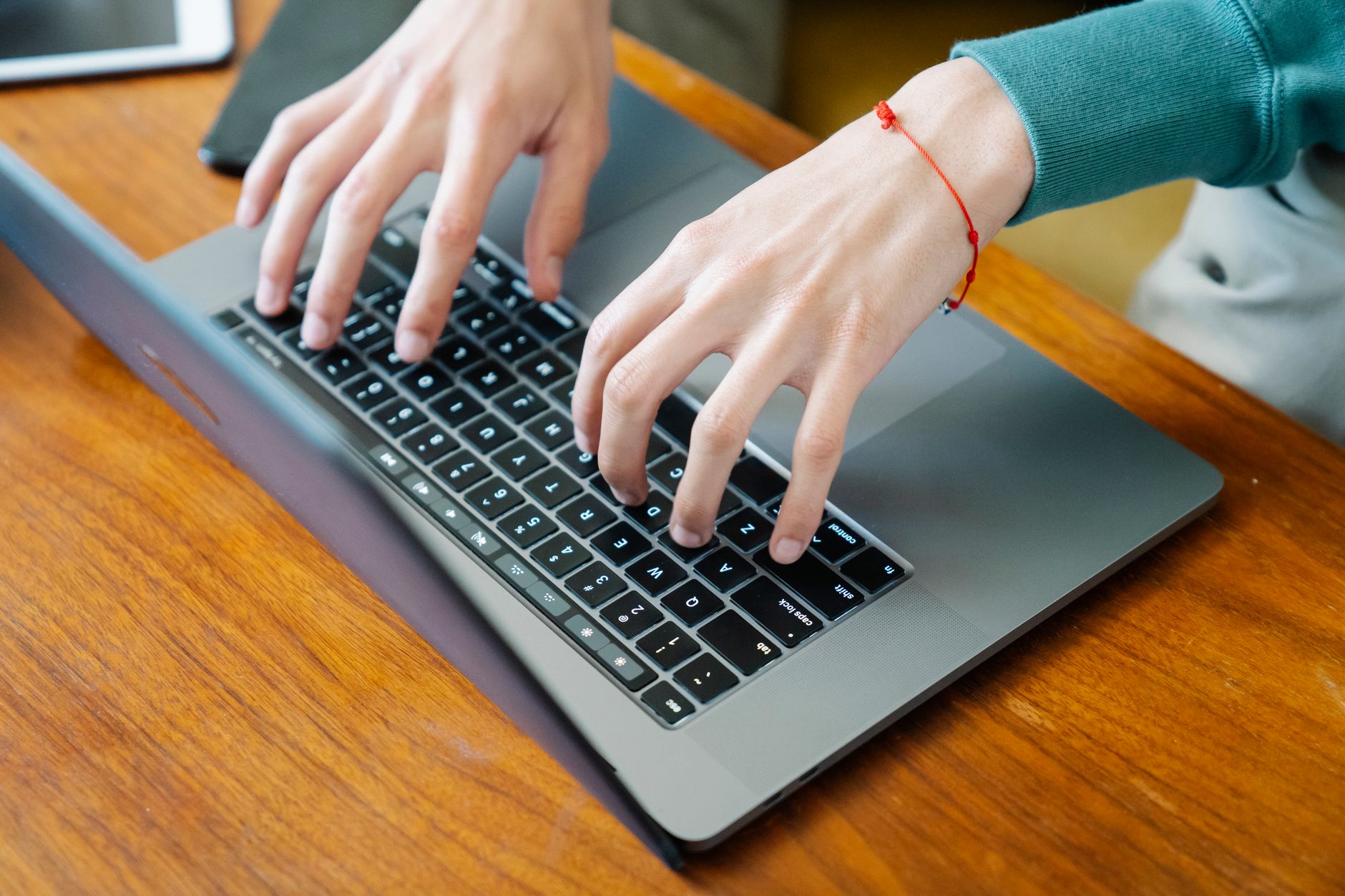 typing keyboard web address (Photo: Eren Li / Pexels)