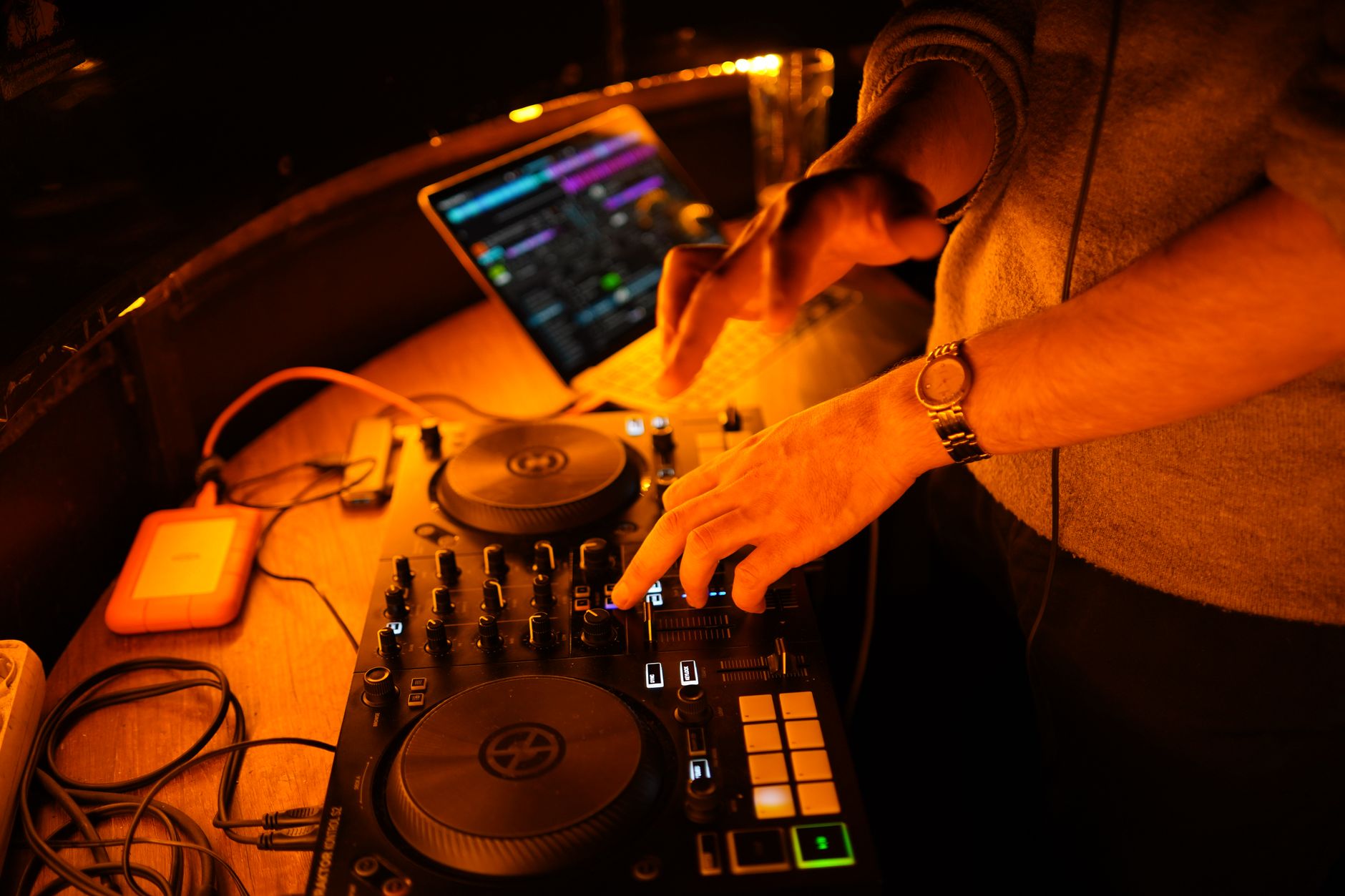 musician laptop warm light (Photo: İsra Nilgün Özkan / Pexels)