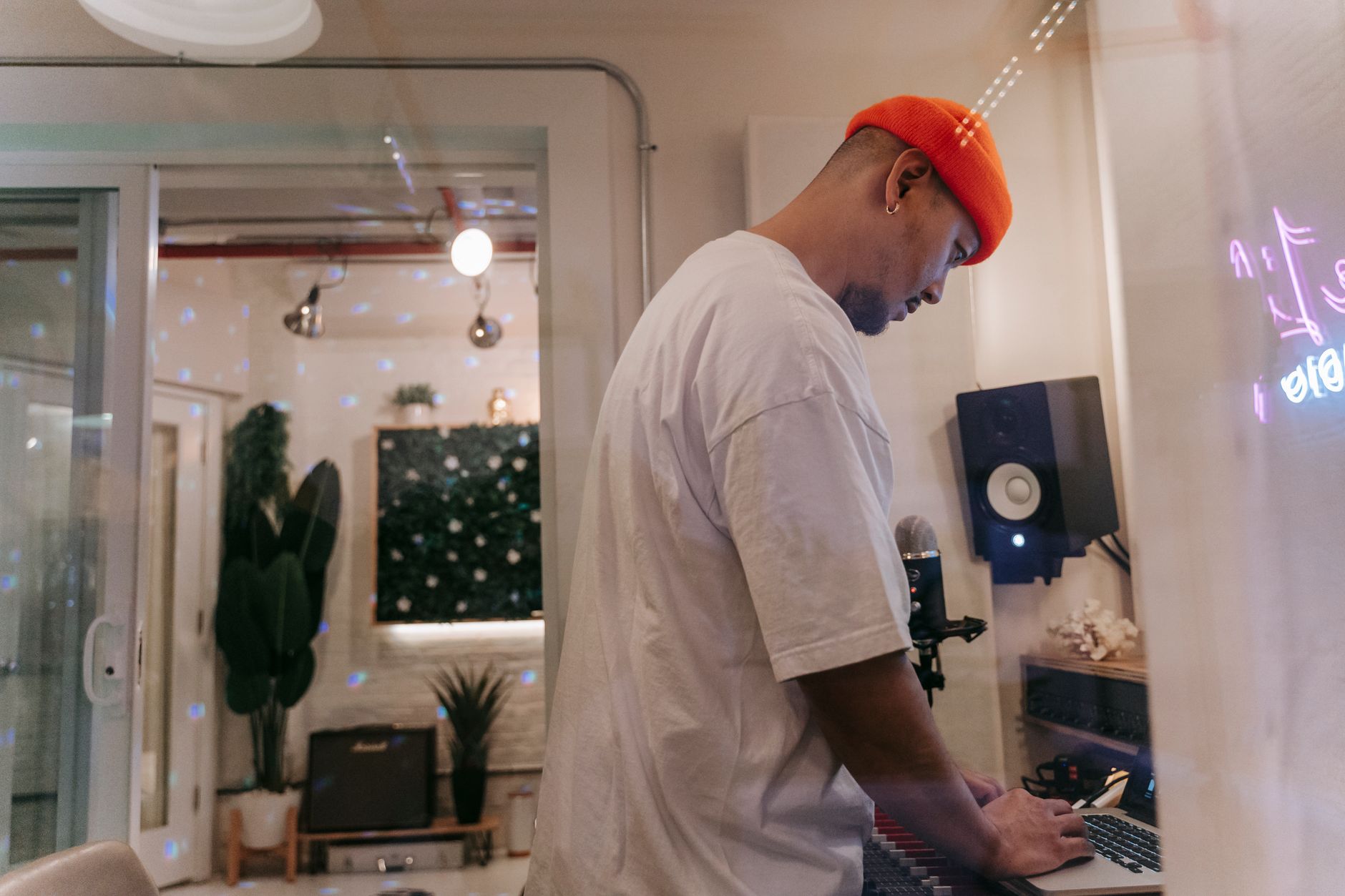 musician wearing headphones (Photo: Anna Pou / Pexels)