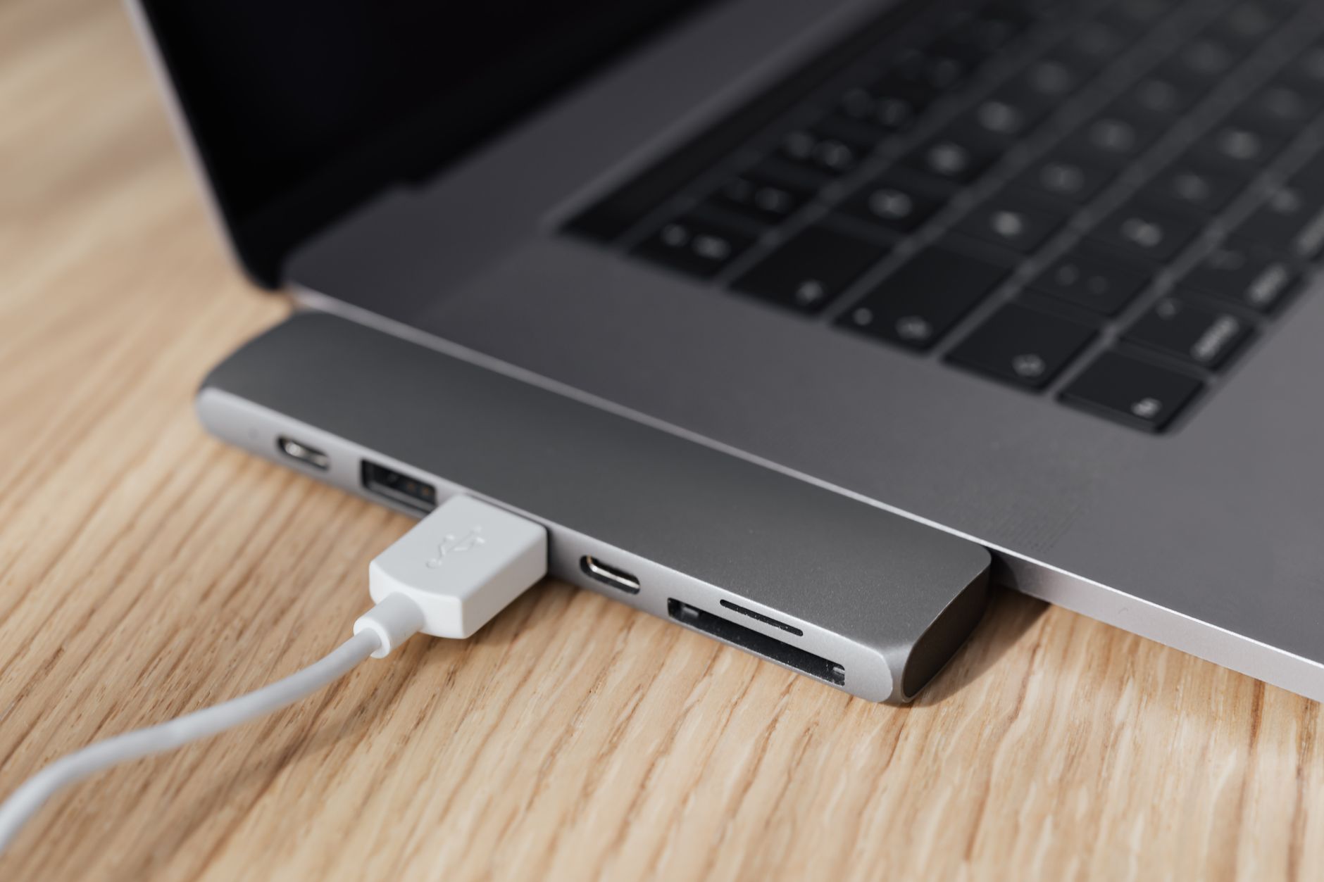 usb cable connection laptop (Photo: https://kaboompics.com/ / Pexels)