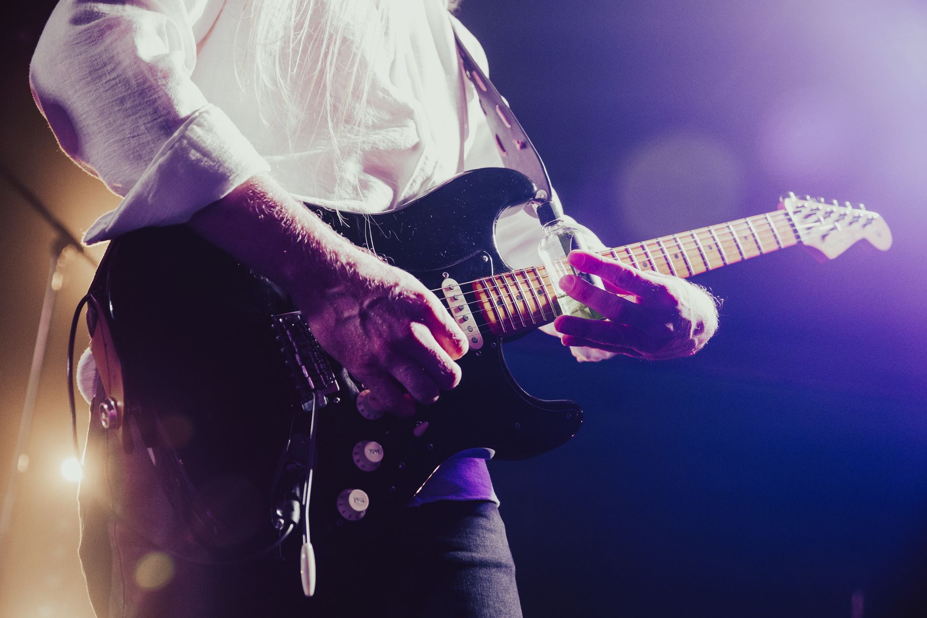 electric guitarist stage lights (Photo: keksopad / Pexels)