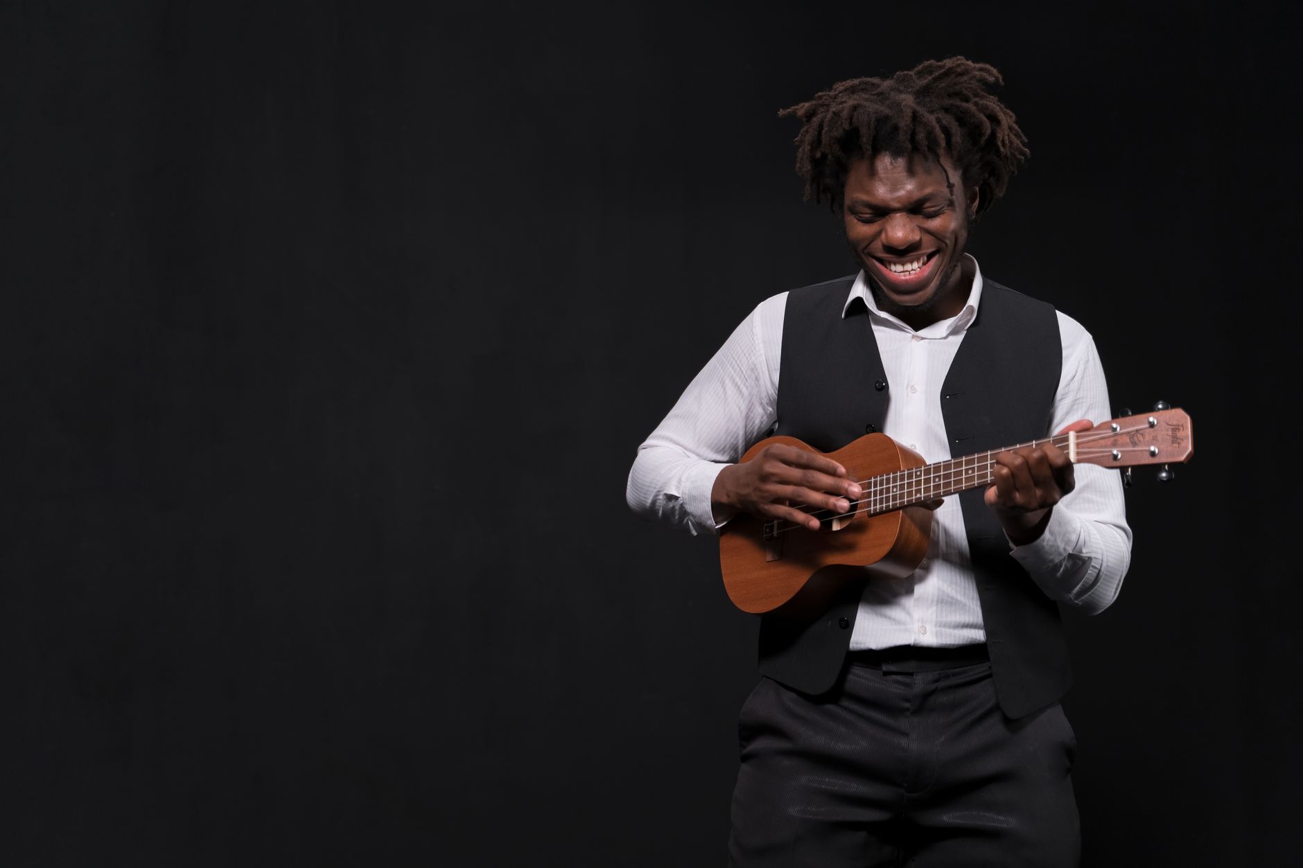 songwriter smiling guitar room (Photo: AI25.Studio AI GENERATIVE / Pexels)
