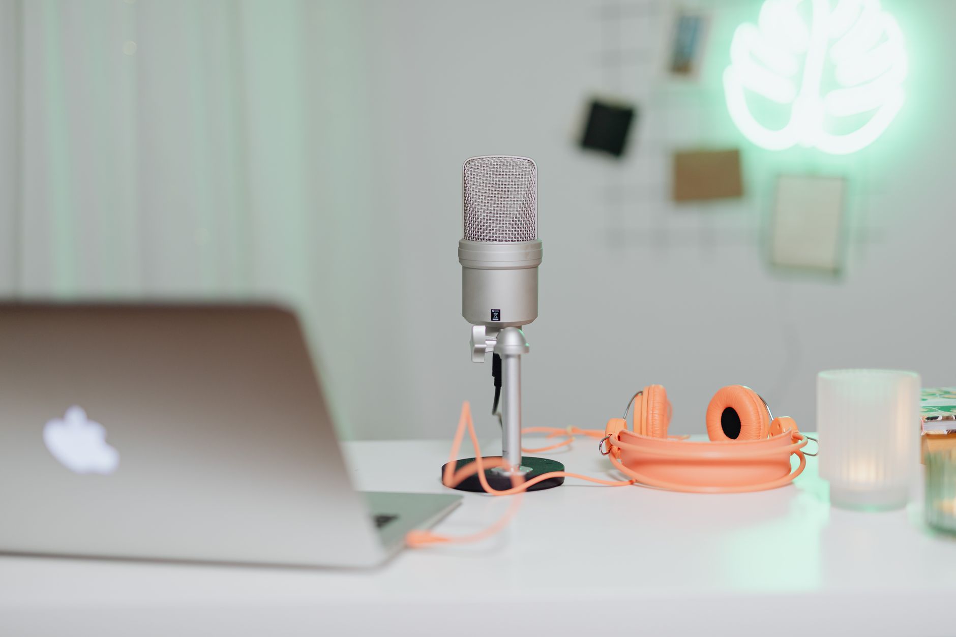 home recording desk laptop (Photo: https://kaboompics.com/ / Pexels)