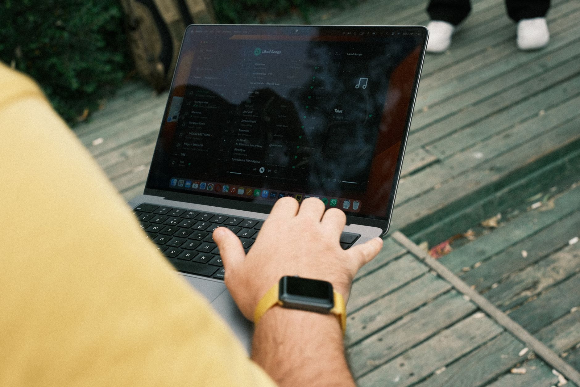 laptop screen music app (Photo: Alican Helik / Pexels)