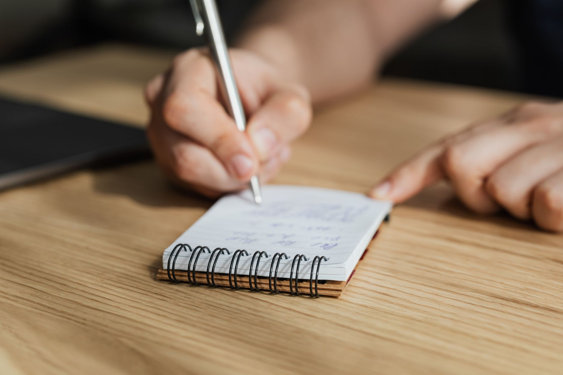 notebook planning pen desk (Photo: https://kaboompics.com/ / Pexels)