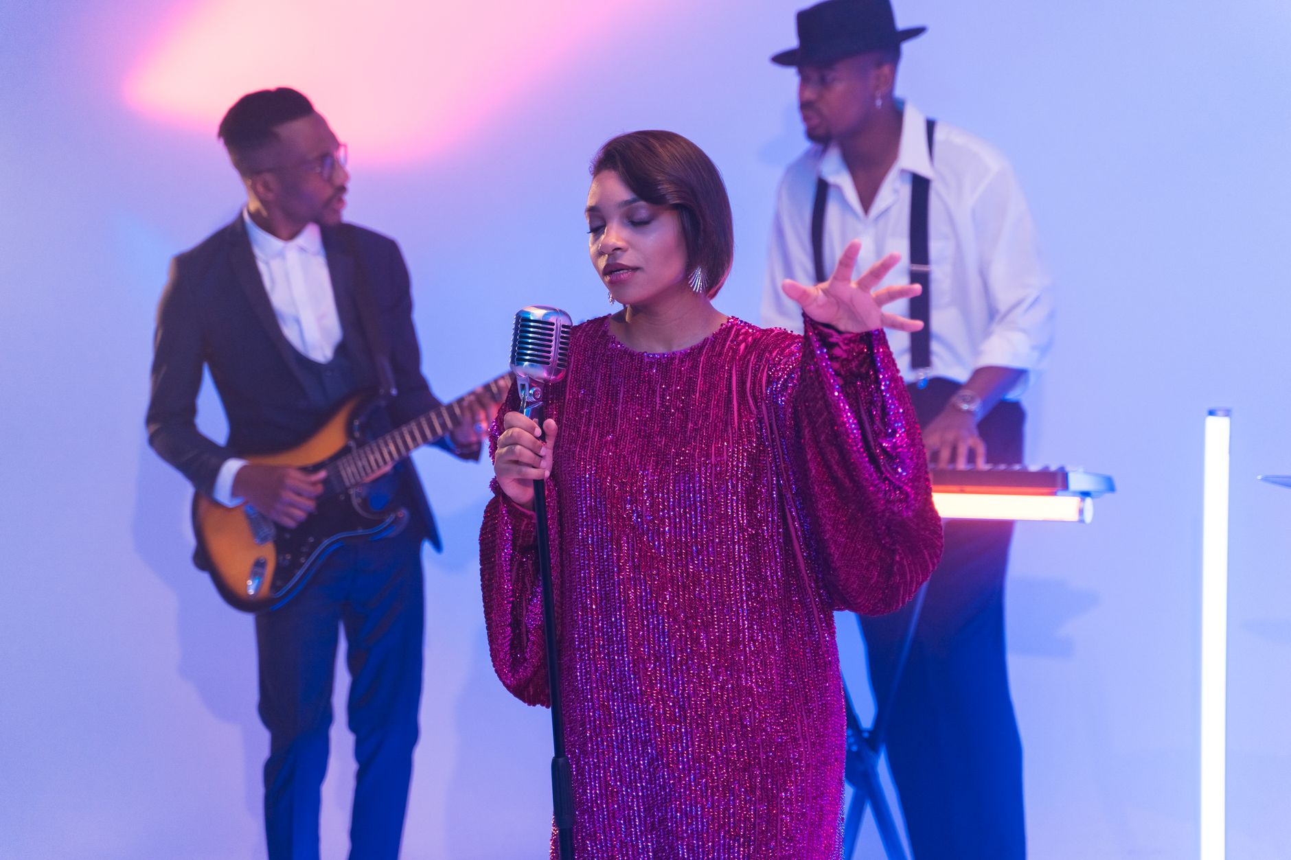 woman singing playing guitar (Photo: AI25.Studio  AI GENERATIVE / Pexels)