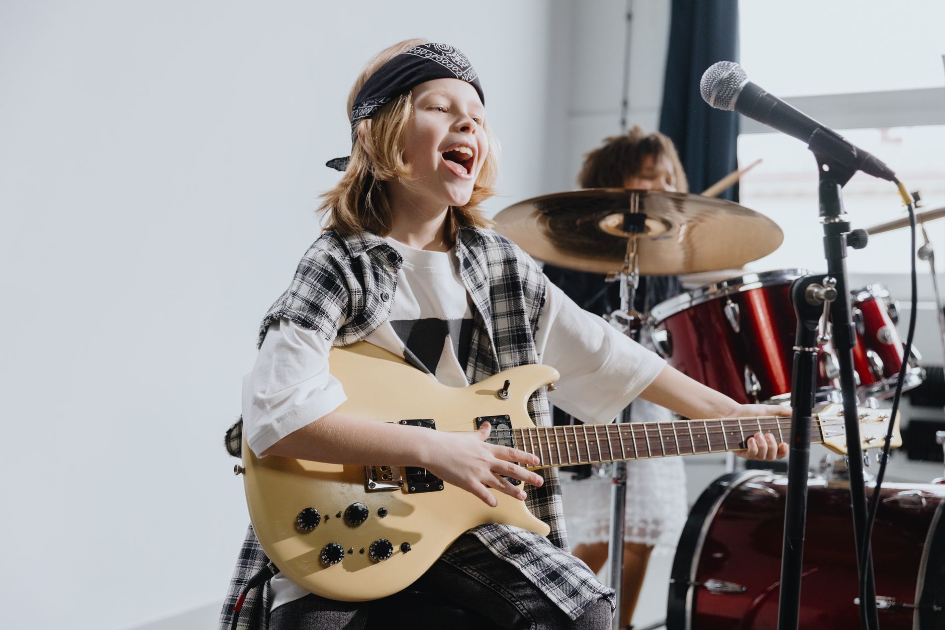 singer performing school stage (Photo: cottonbro studio / Pexels)