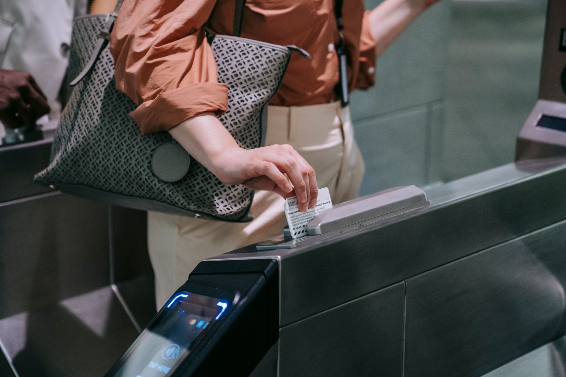 ticket hand entrance (Photo: Liliana Drew / Pexels)