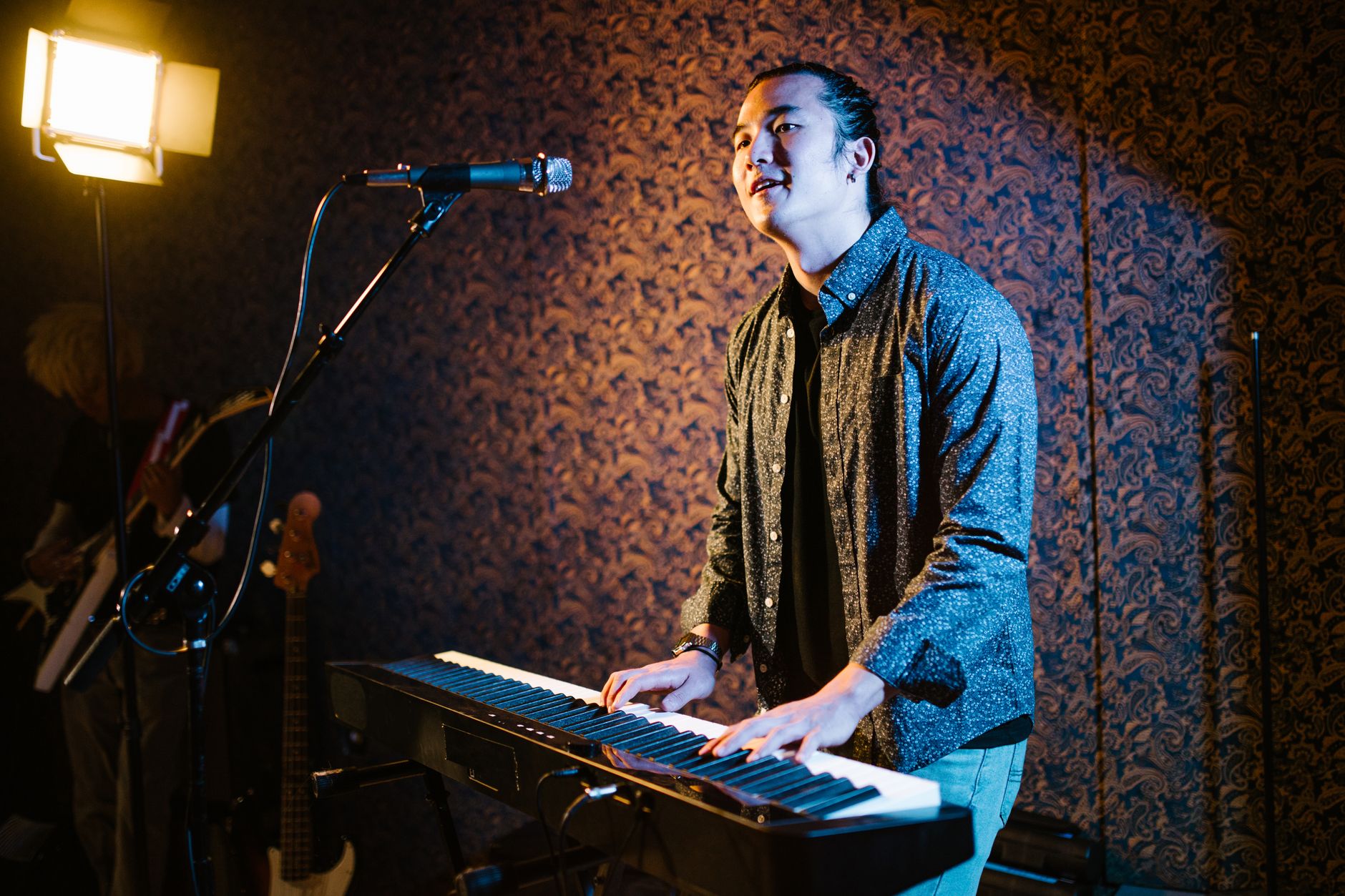 singer humming with keyboard (Photo: RDNE Stock project / Pexels)