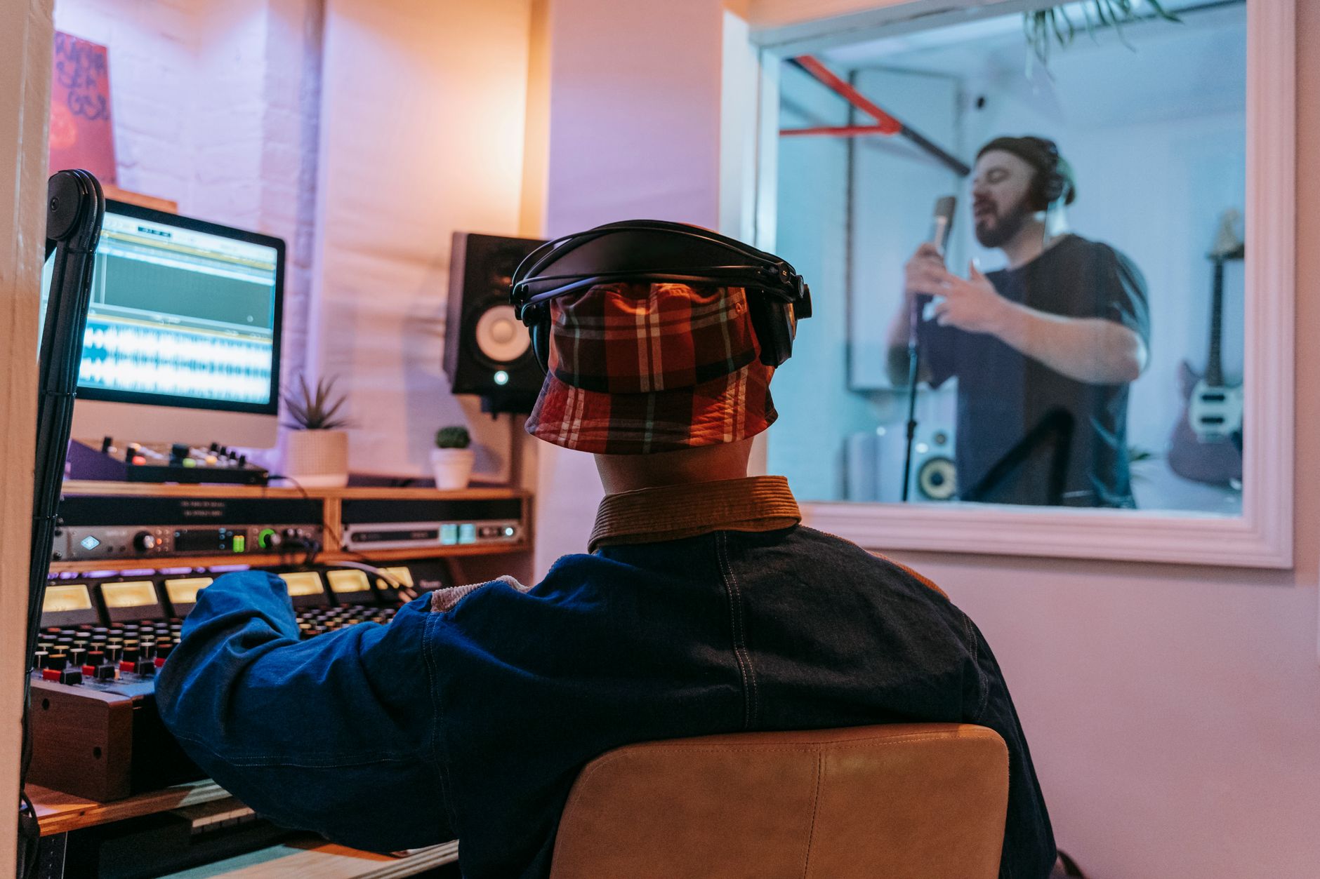 sound wave audio editor (Photo: Anna Pou / Pexels)