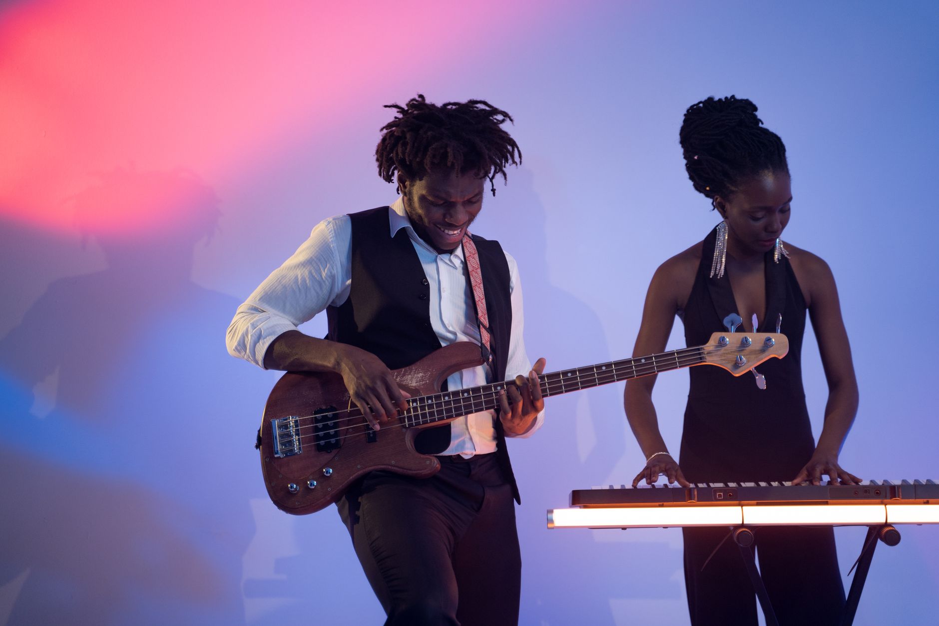 bassist band stage playing (Photo: AI25.Studio  AI GENERATIVE / Pexels)