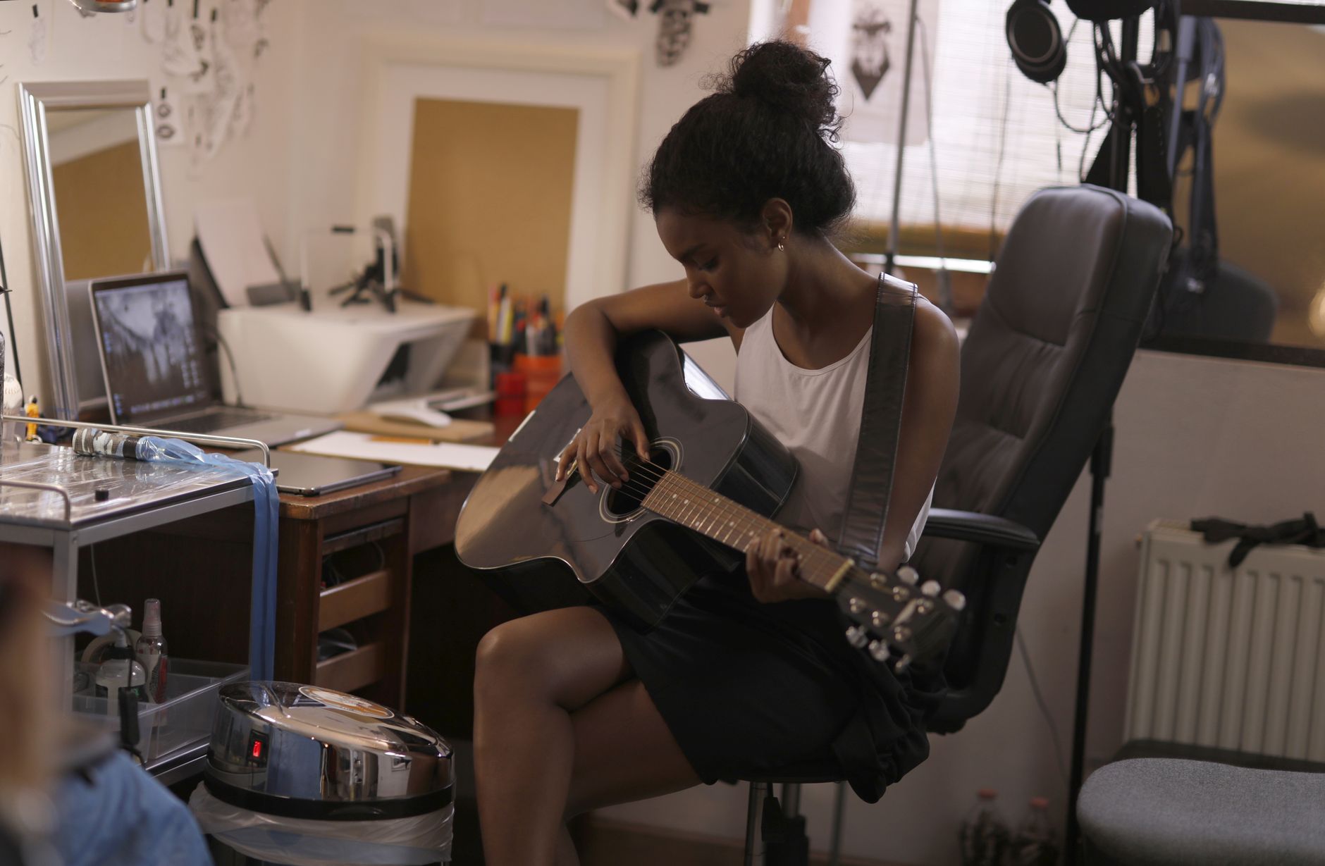 musician recording guitar home (Photo: Andrea Piacquadio / Pexels)
